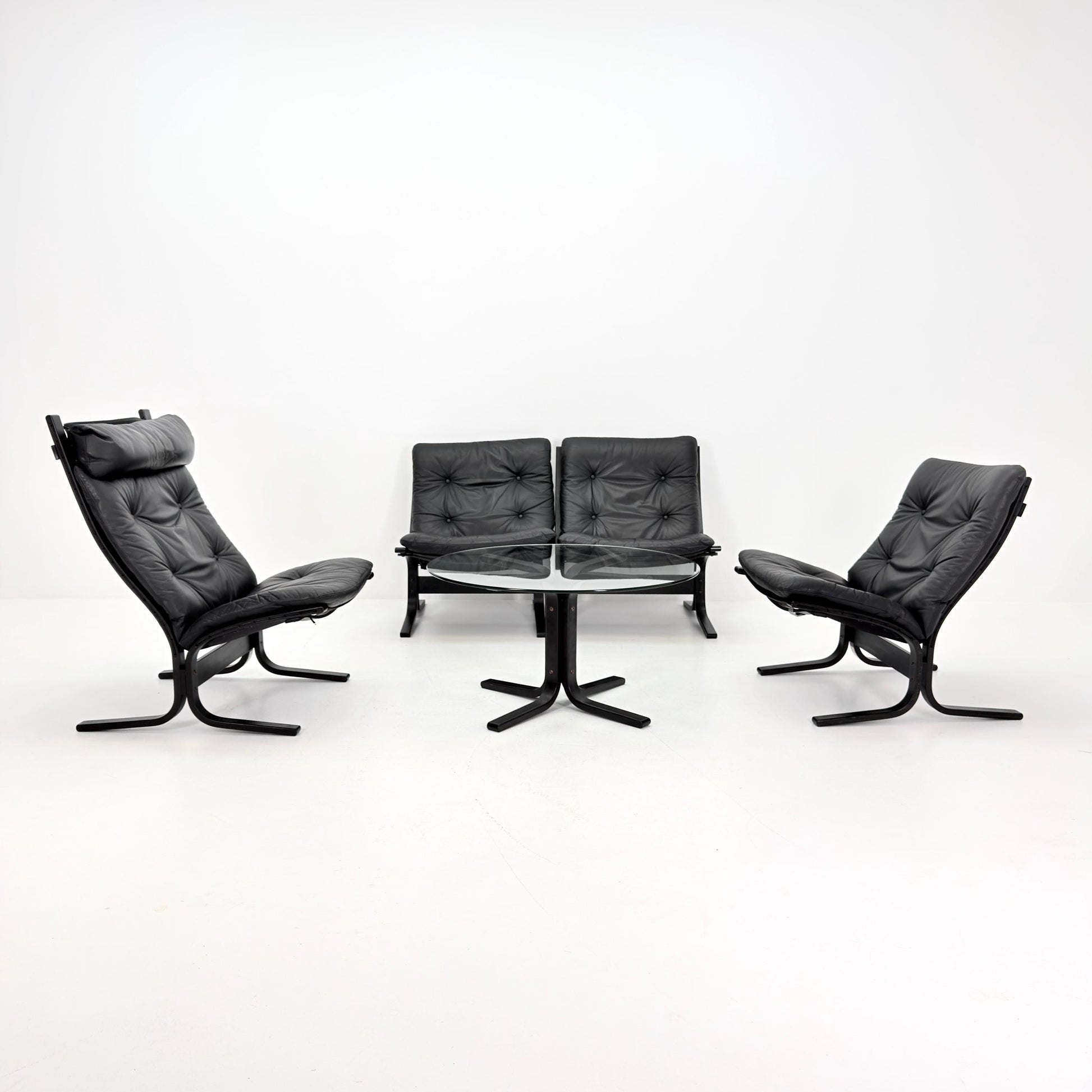 Mid-Century Siesta Lounge Set by Ingmar Relling – 4 Chairs (3 Low + 1 High Back) & Glass Coffee Table, Black Edition, Westnofa Norway 1960s