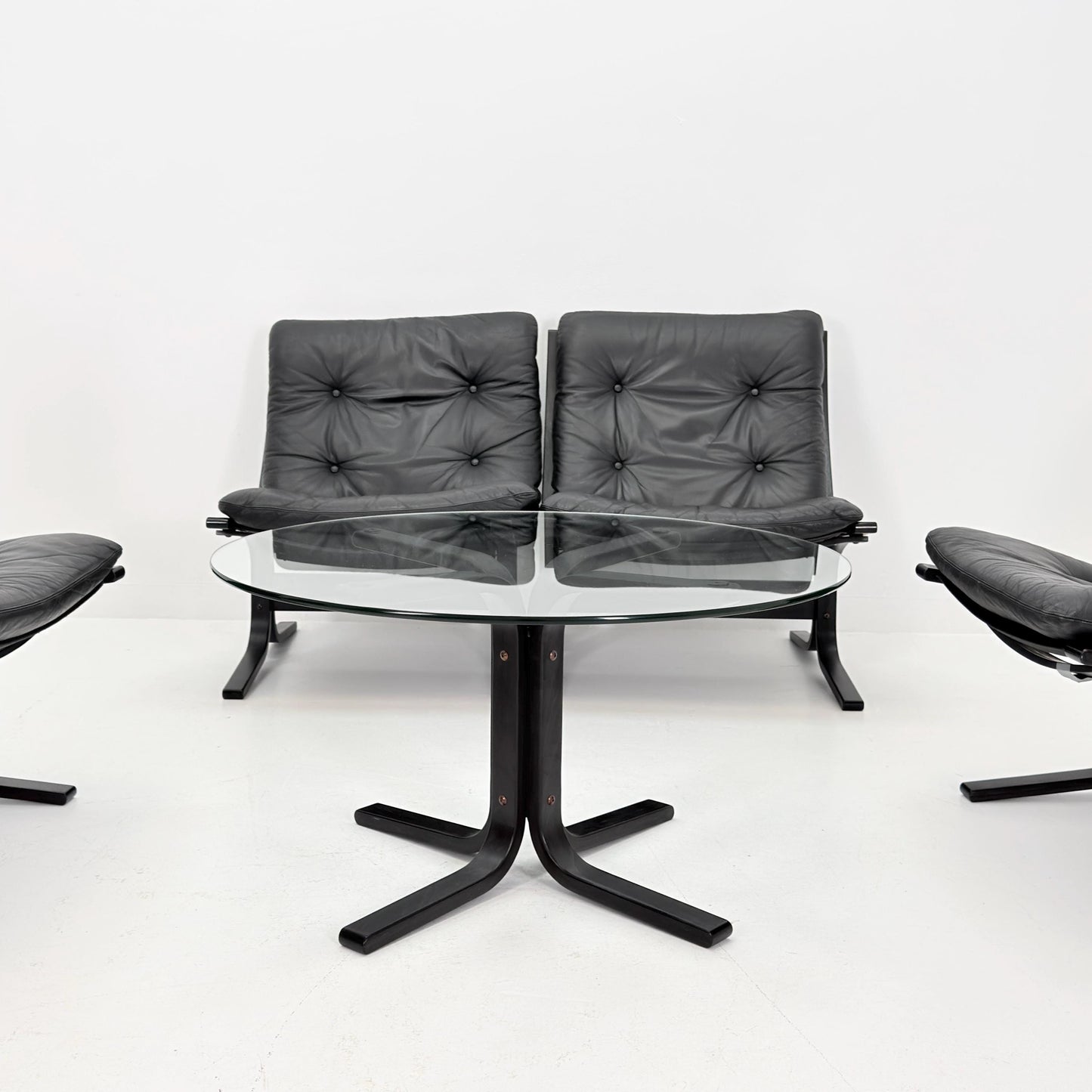 Mid-Century Siesta Lounge Set by Ingmar Relling – 4 Chairs (3 Low + 1 High Back) & Glass Coffee Table, Black Edition, Westnofa Norway 1960s