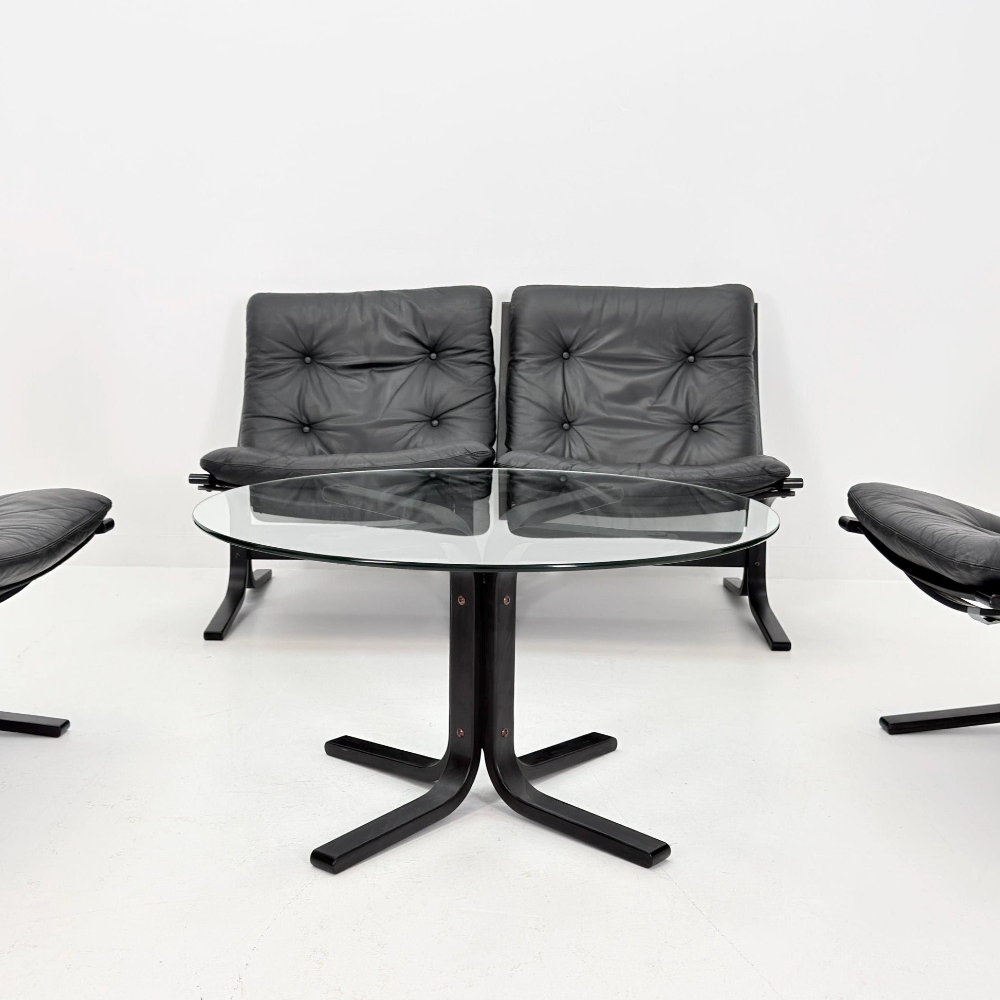 Mid-Century Siesta Lounge Set by Ingmar Relling – 4 Chairs (3 Low + 1 High Back) & Glass Coffee Table, Black Edition, Westnofa Norway 1960s