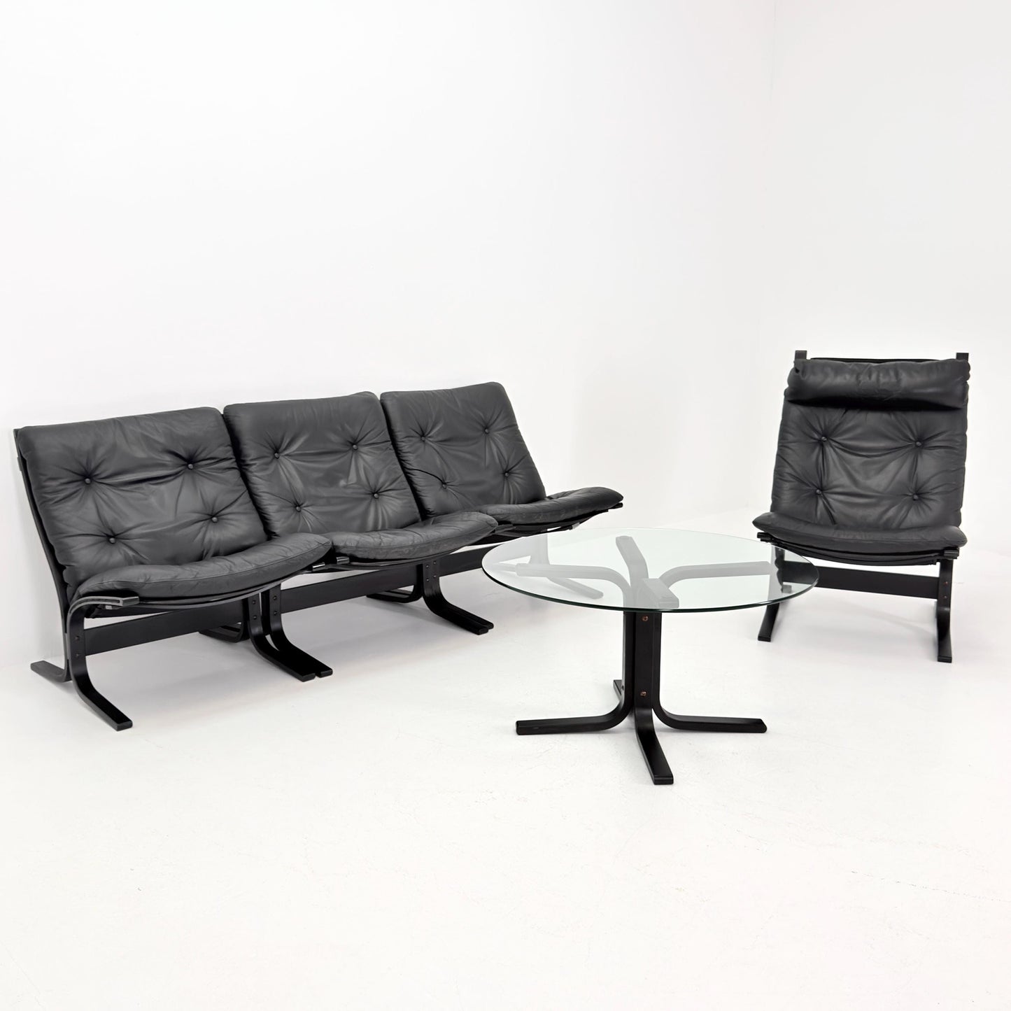 Mid-Century Siesta Lounge Set by Ingmar Relling – 4 Chairs (3 Low + 1 High Back) & Glass Coffee Table, Black Edition, Westnofa Norway 1960s