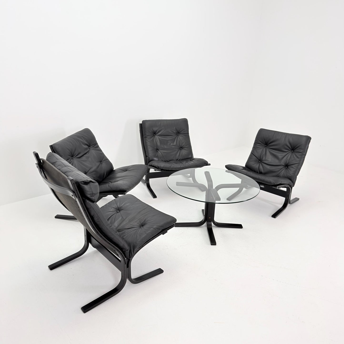 Mid-Century Siesta Lounge Set by Ingmar Relling – 4 Chairs (3 Low + 1 High Back) & Glass Coffee Table, Black Edition, Westnofa Norway 1960s