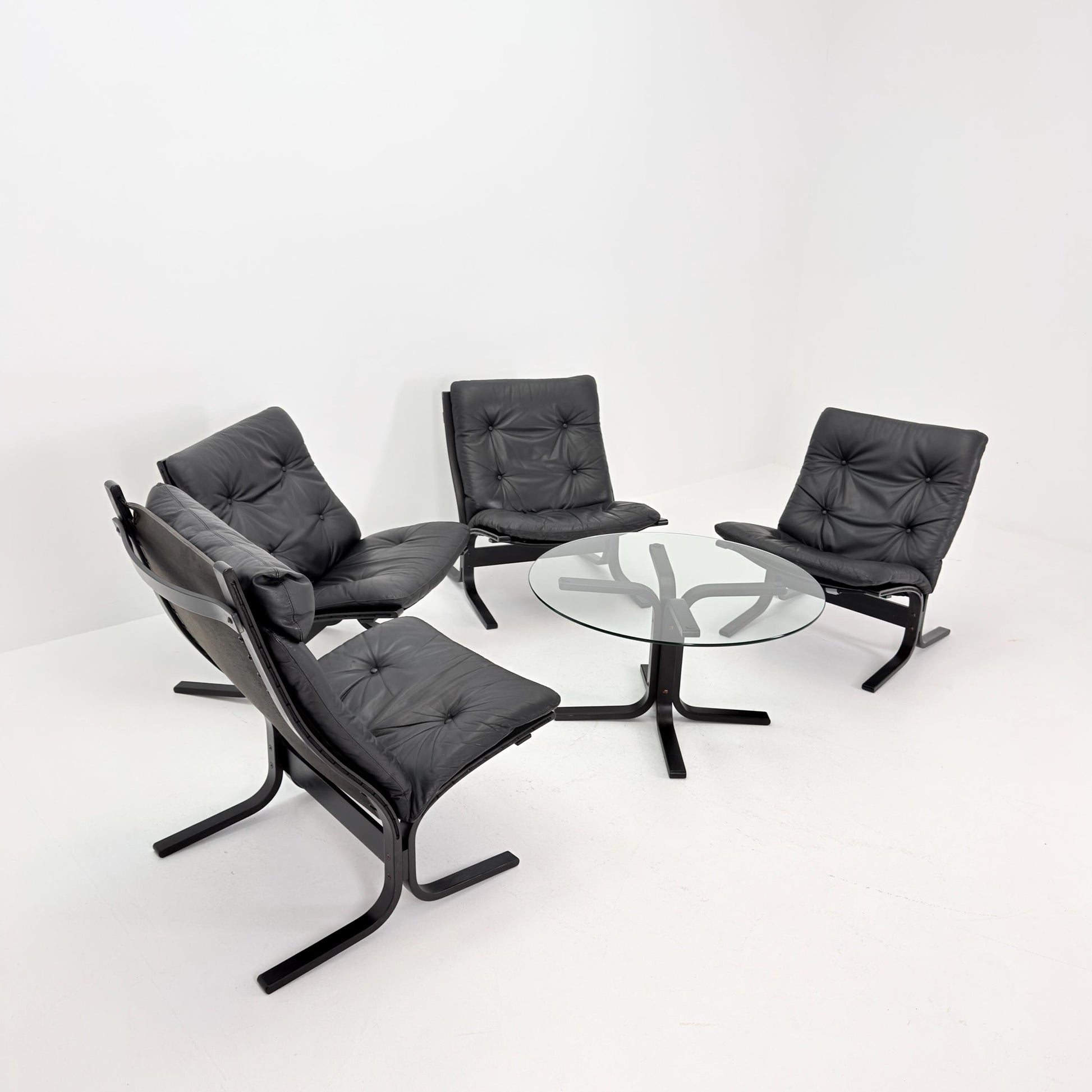 Mid-Century Siesta Lounge Set by Ingmar Relling – 4 Chairs (3 Low + 1 High Back) & Glass Coffee Table, Black Edition, Westnofa Norway 1960s