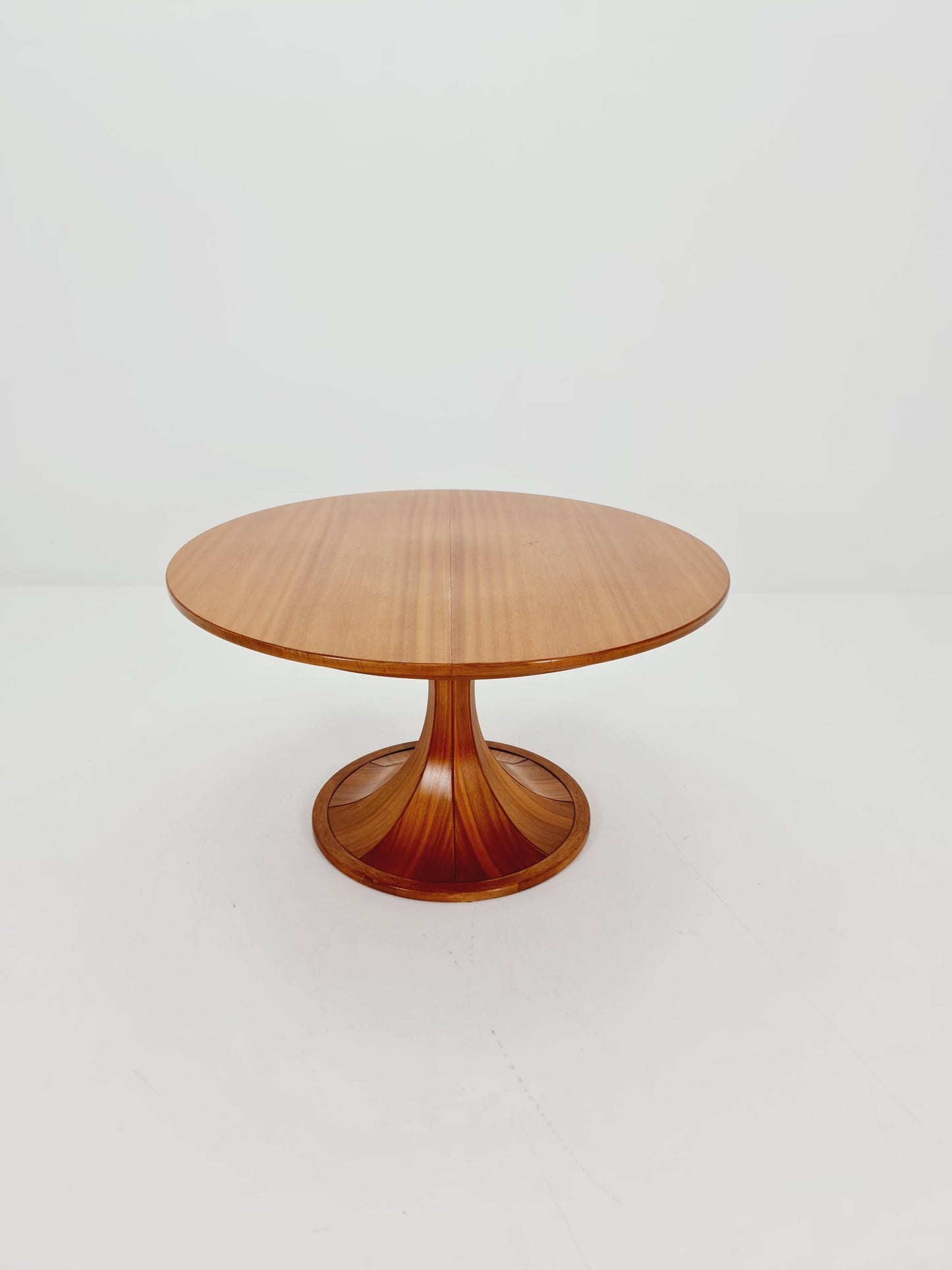 Ultra Rare Mid century Italien Wlanut Round dining table By Luigi Massoni , 1960s