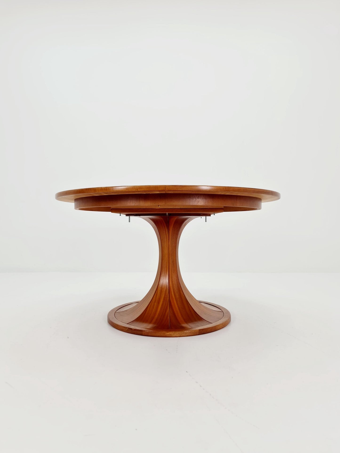Ultra Rare Mid century Italien Wlanut Round dining table By Luigi Massoni , 1960s