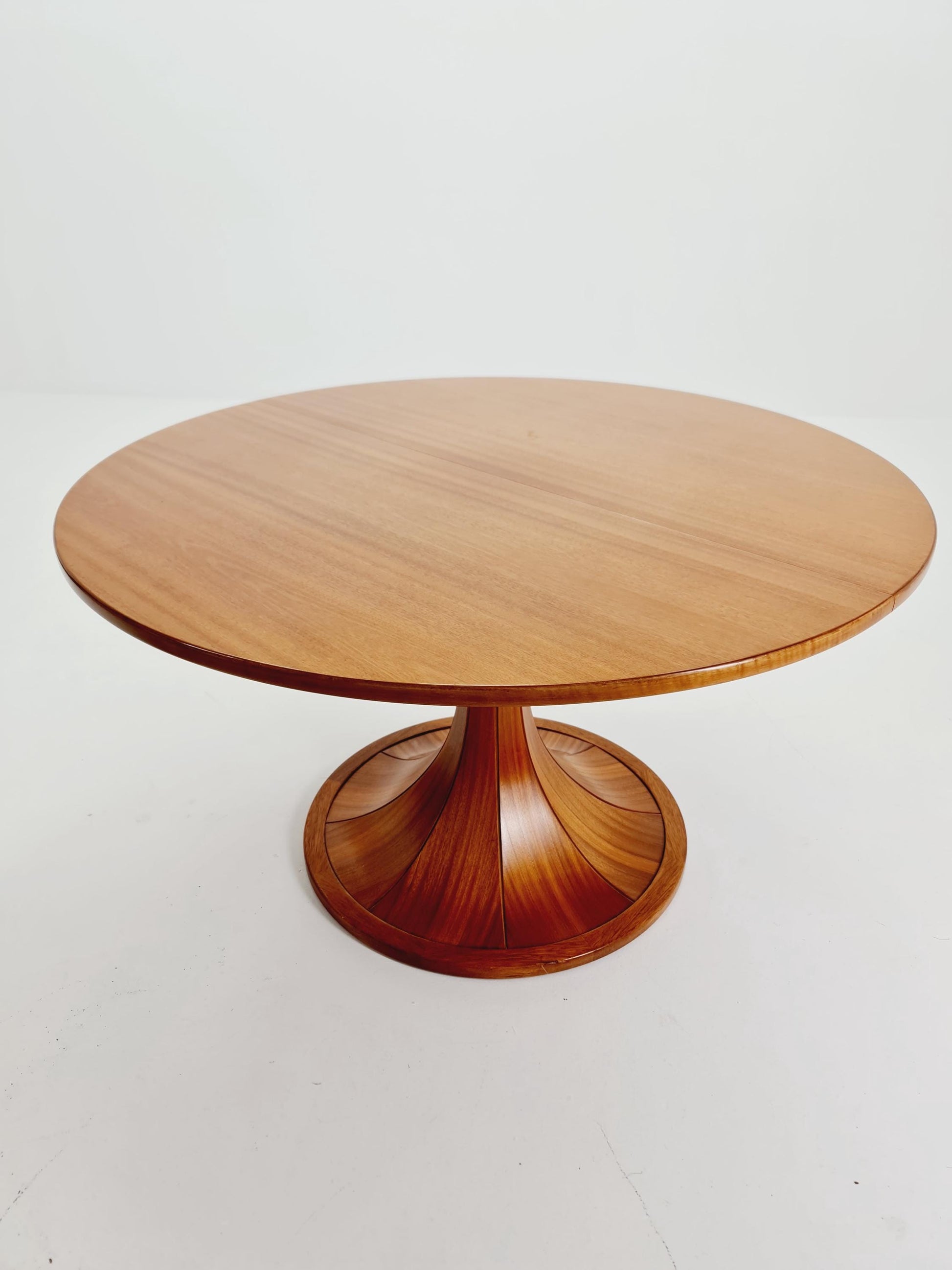 Ultra Rare Mid century Italien Wlanut Round dining table By Luigi Massoni , 1960s