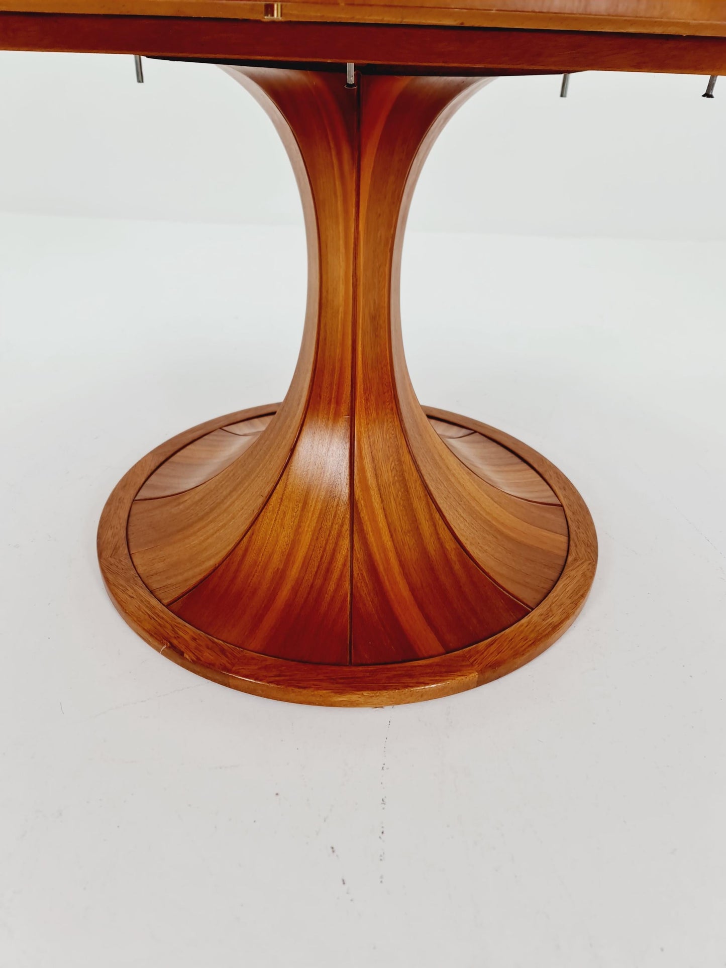 Ultra Rare Mid century Italien Wlanut Round dining table By Luigi Massoni , 1960s