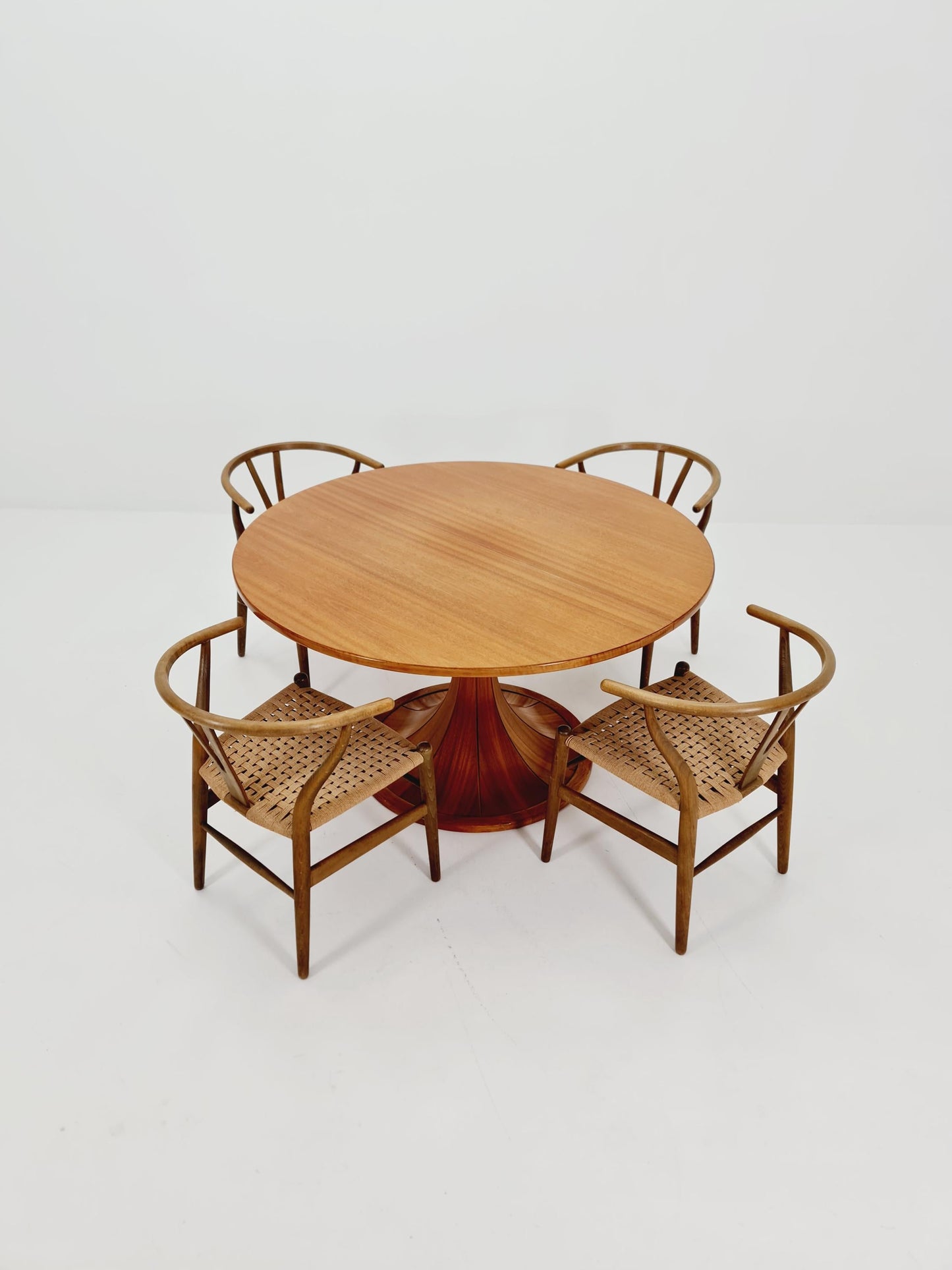 Ultra Rare Mid century Italien Wlanut Round dining table By Luigi Massoni , 1960s