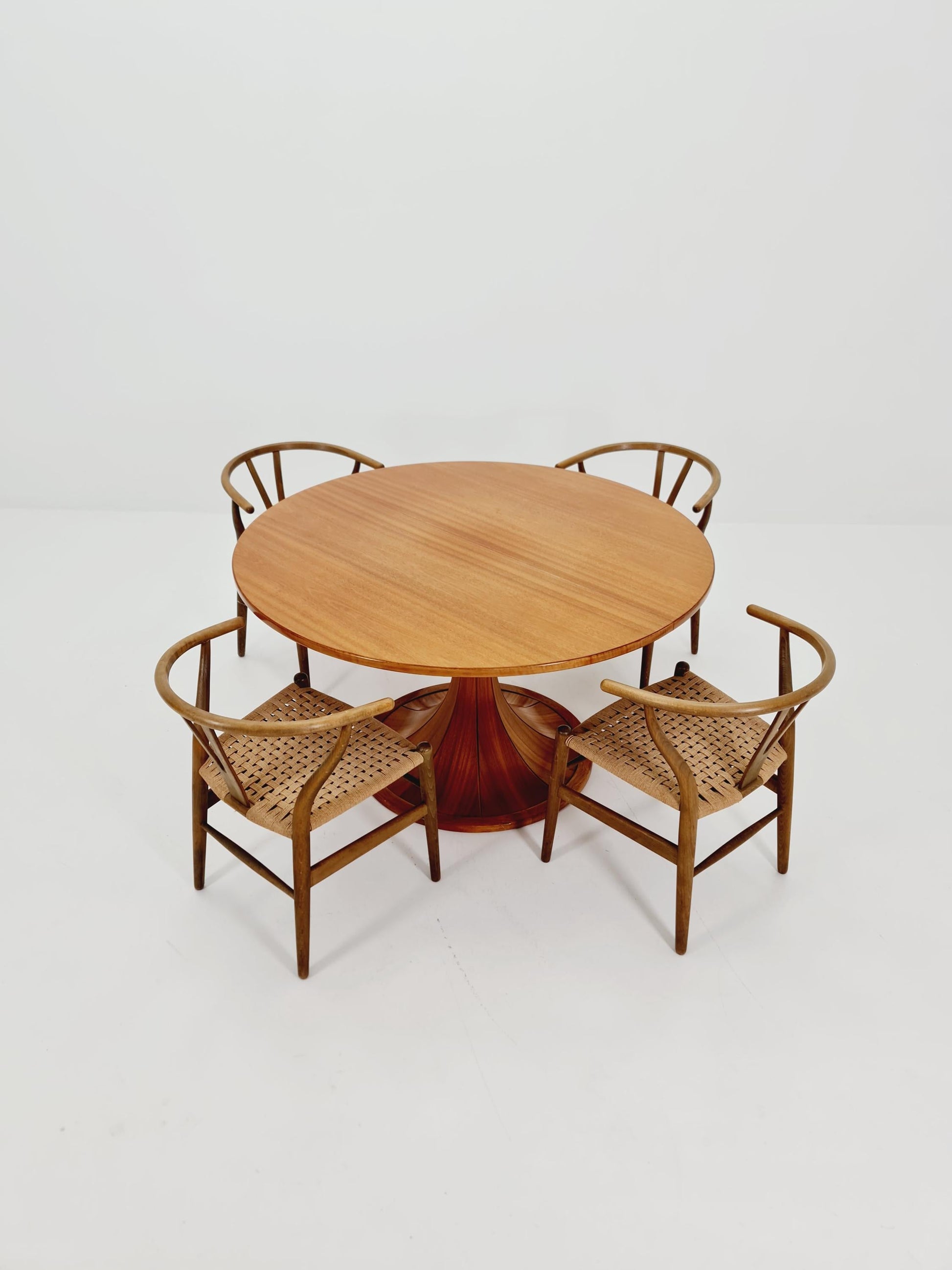 Ultra Rare Mid century Italien Wlanut Round dining table By Luigi Massoni , 1960s