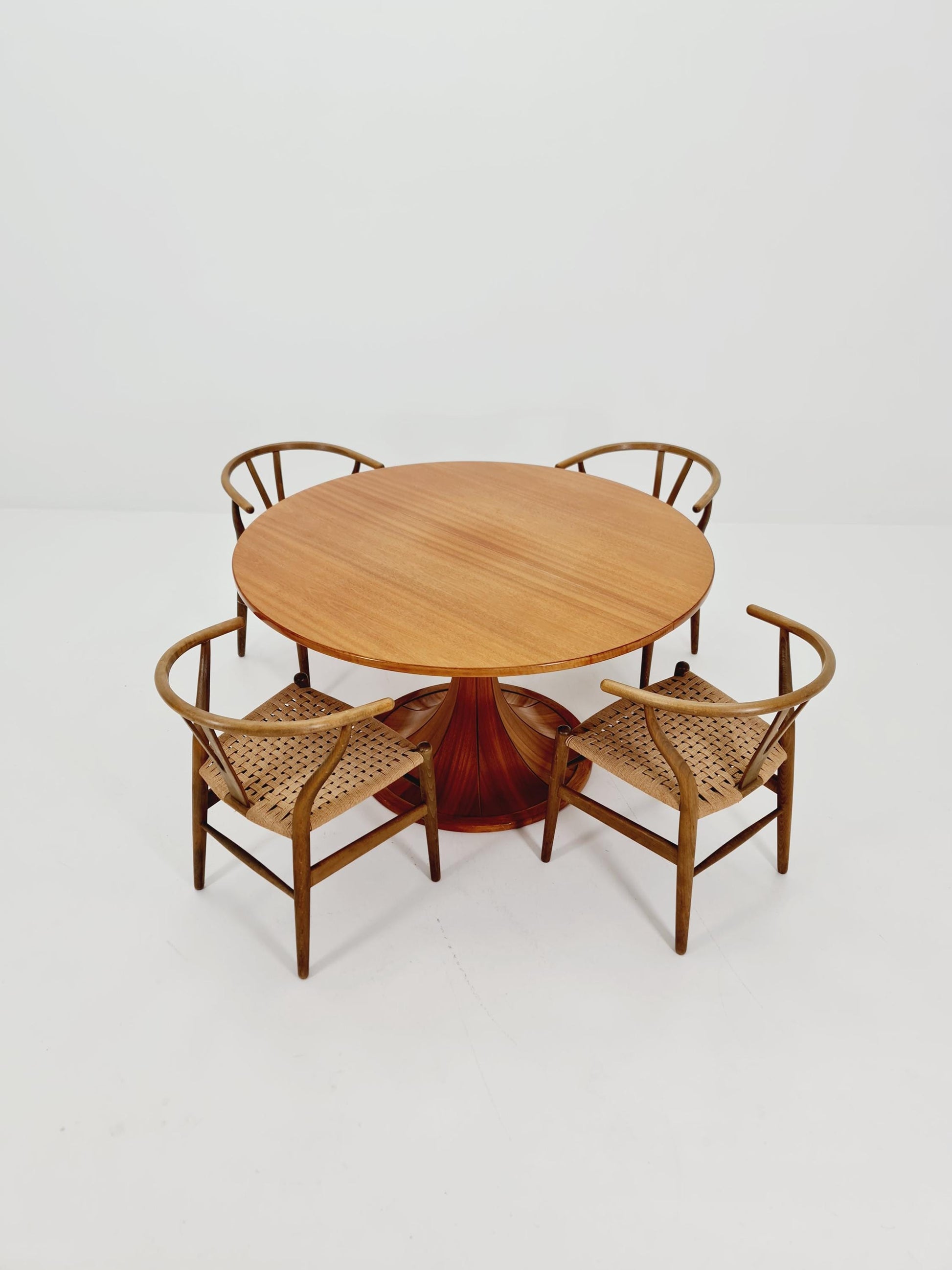 Ultra Rare Mid century Italien Wlanut Round dining table By Luigi Massoni , 1960s
