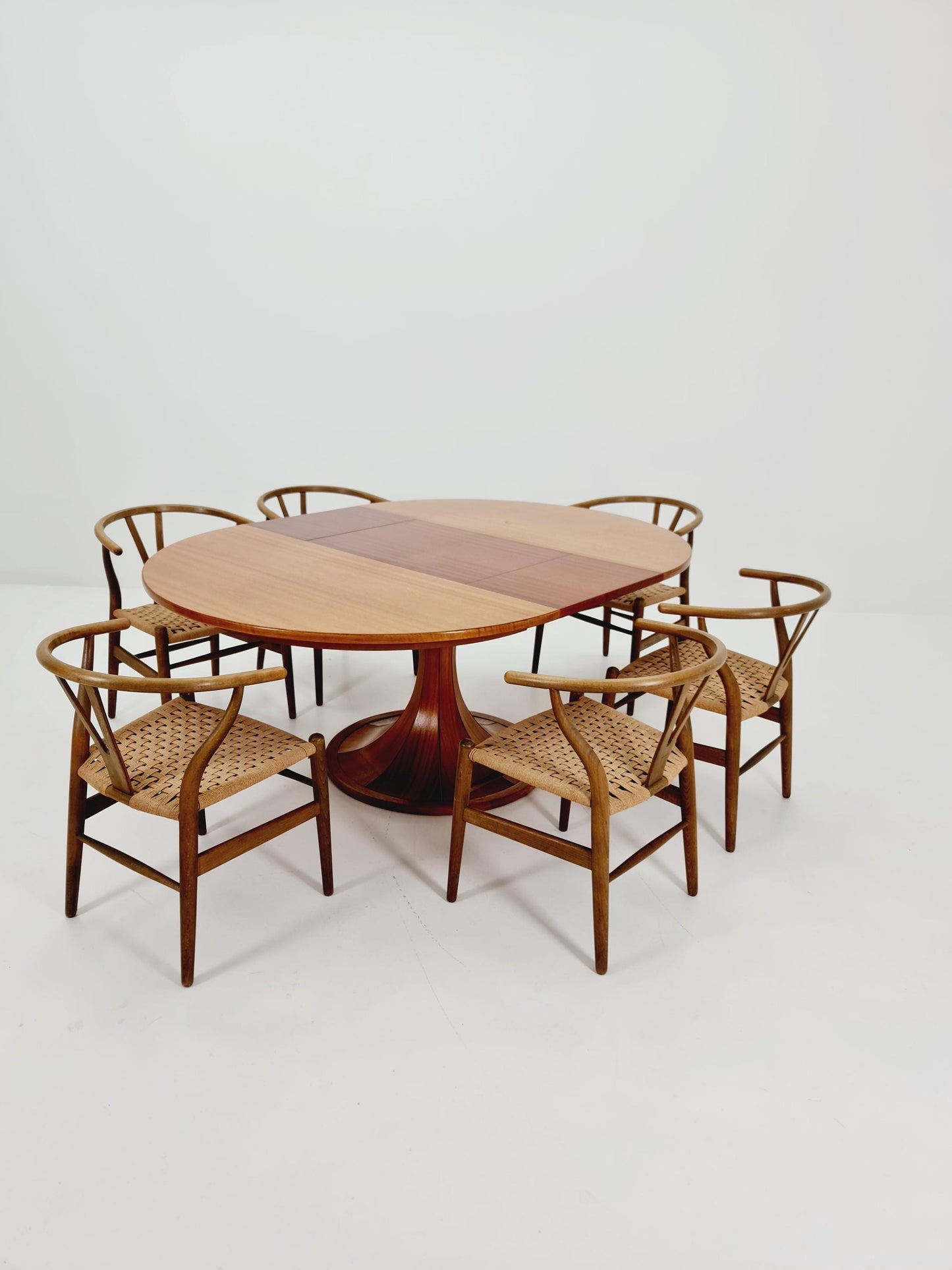 Ultra Rare Mid century Italien Wlanut Round dining table By Luigi Massoni , 1960s