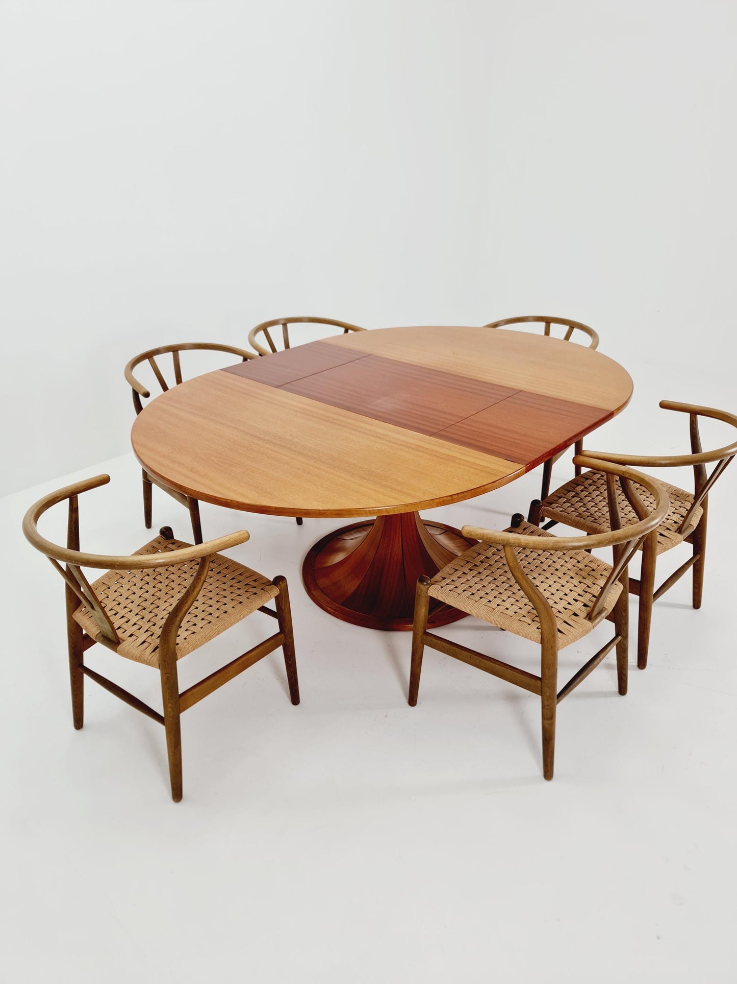 Ultra Rare Mid century Italien Wlanut Round dining table By Luigi Massoni , 1960s
