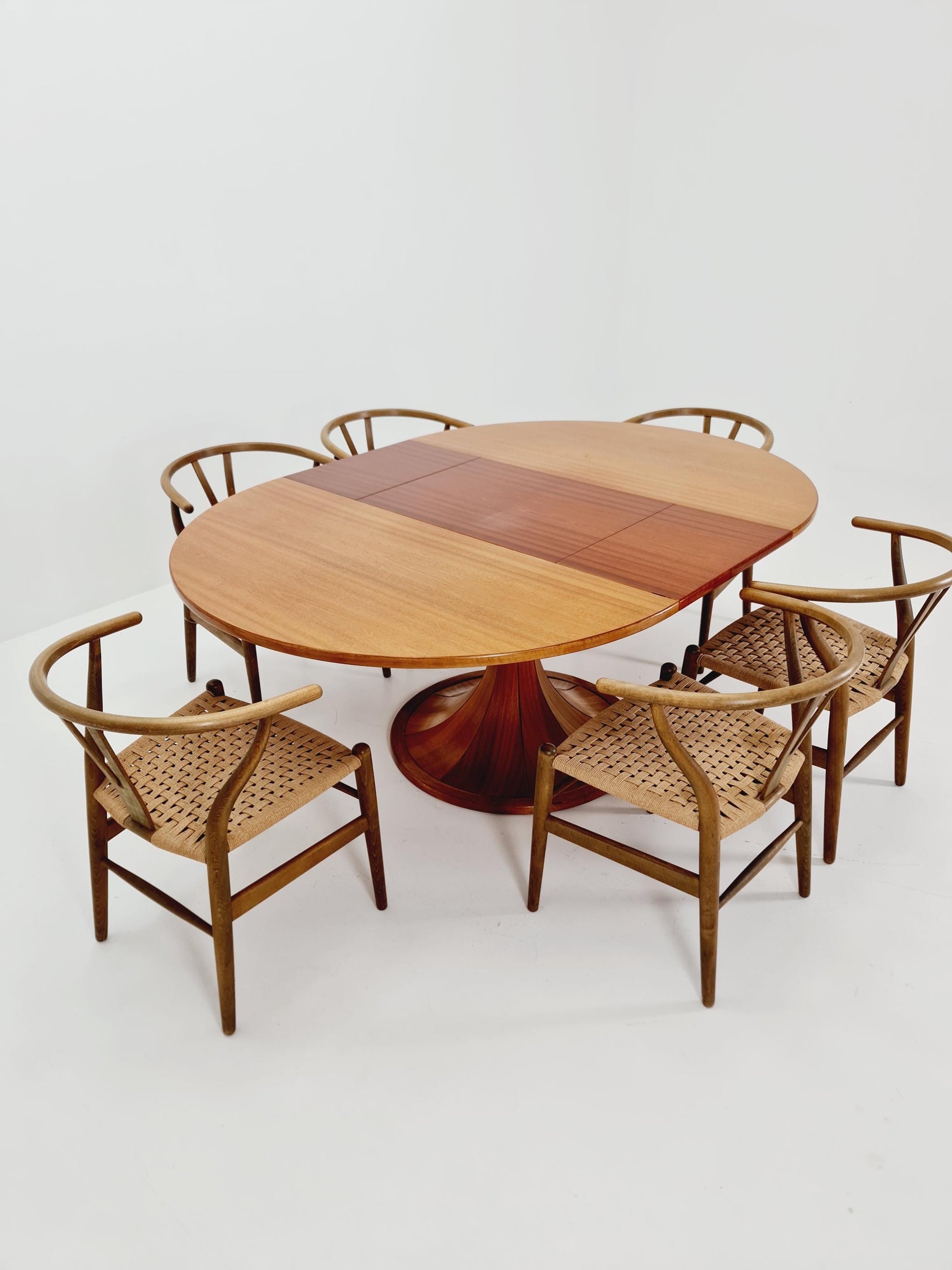 Ultra Rare Mid century Italien Wlanut Round dining table By Luigi Massoni , 1960s