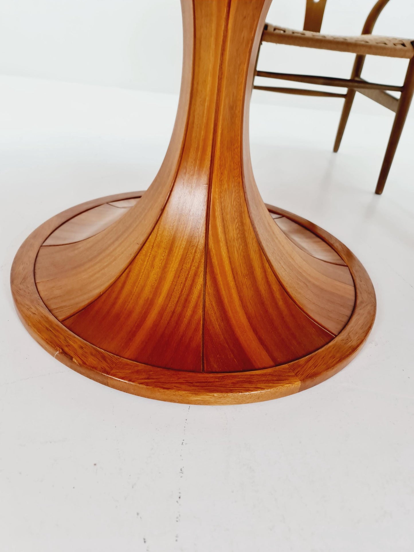 Ultra Rare Mid century Italien Wlanut Round dining table By Luigi Massoni , 1960s