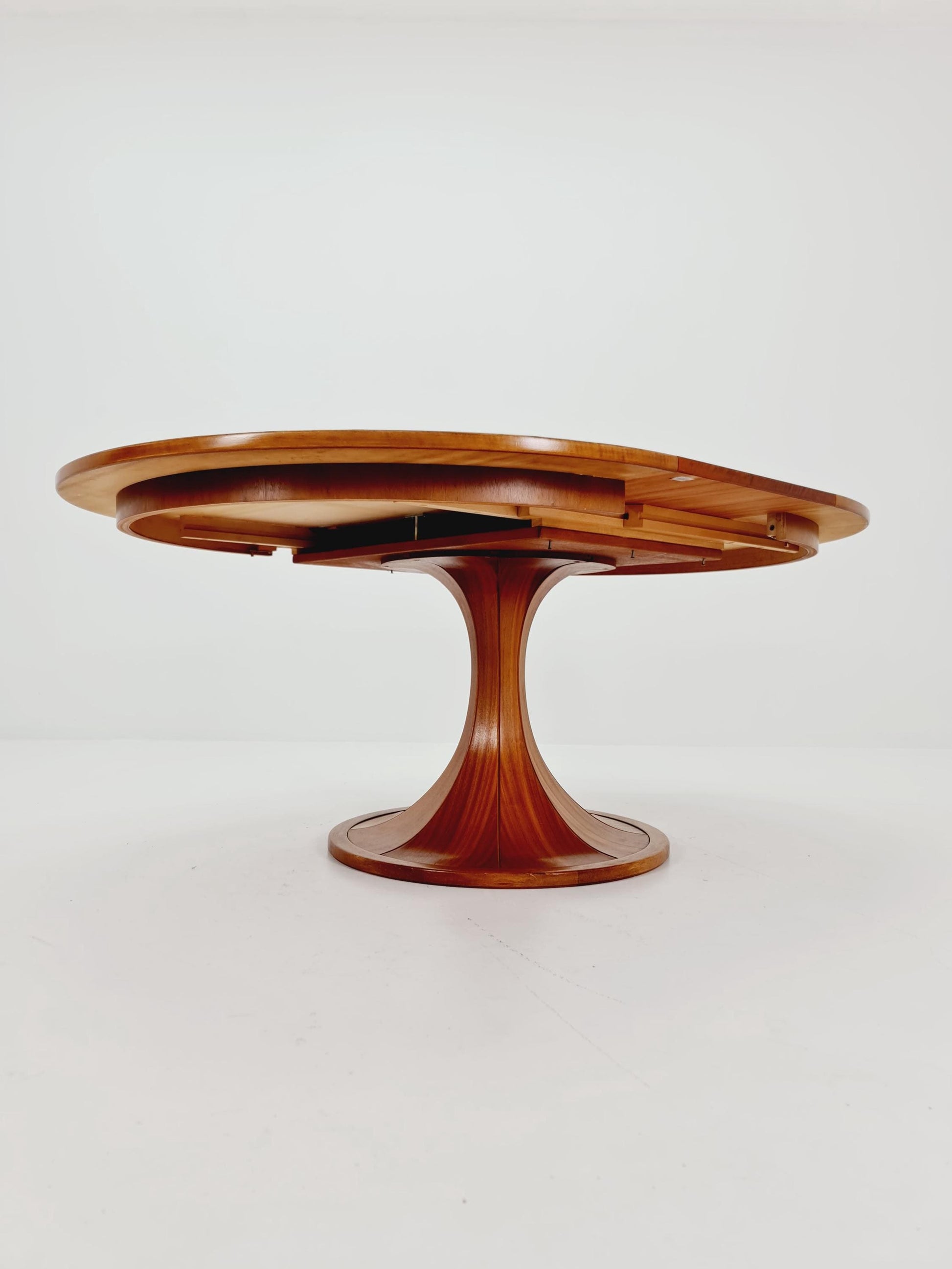 Ultra Rare Mid century Italien Wlanut Round dining table By Luigi Massoni , 1960s