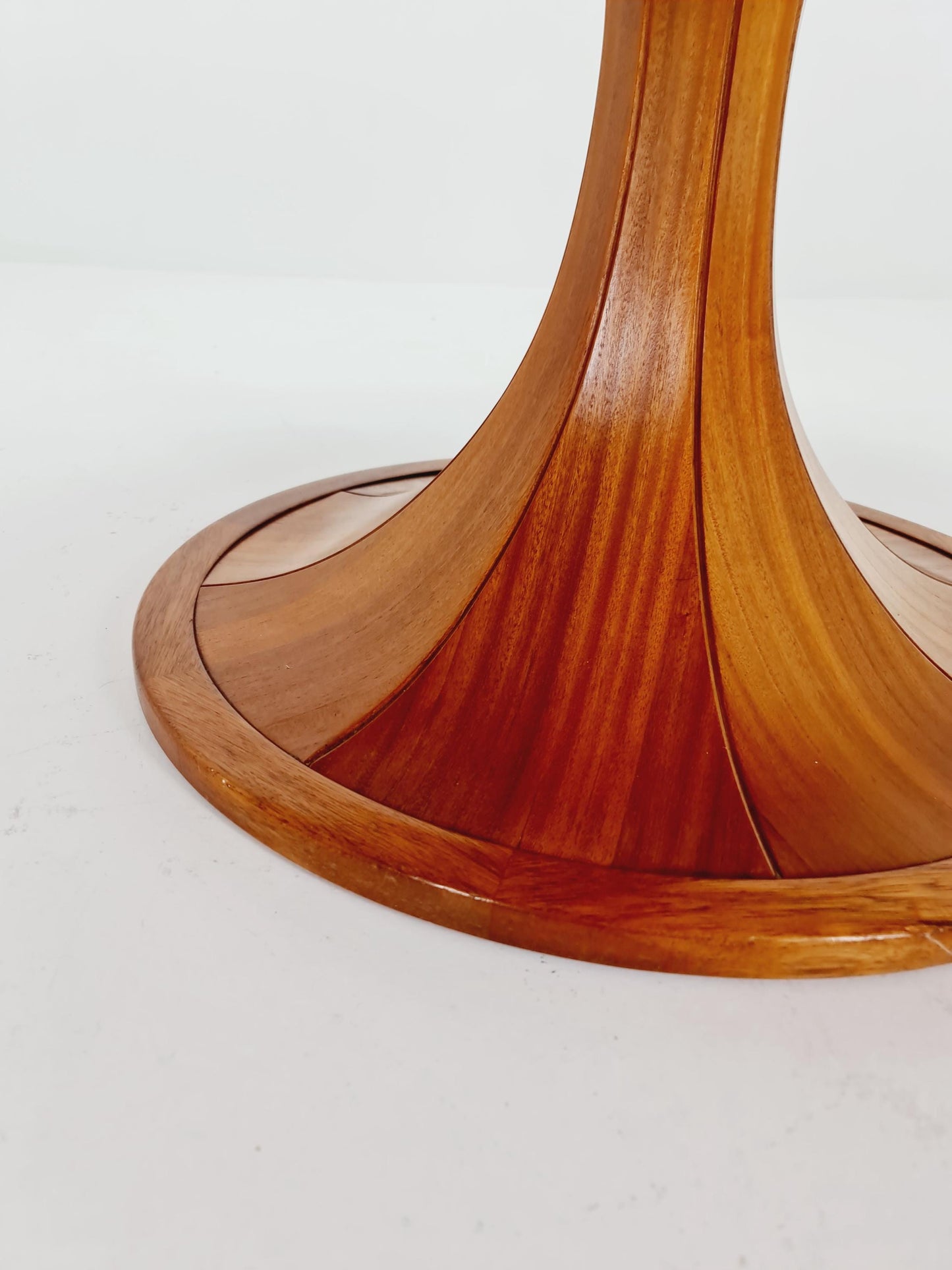 Ultra Rare Mid century Italien Wlanut Round dining table By Luigi Massoni , 1960s
