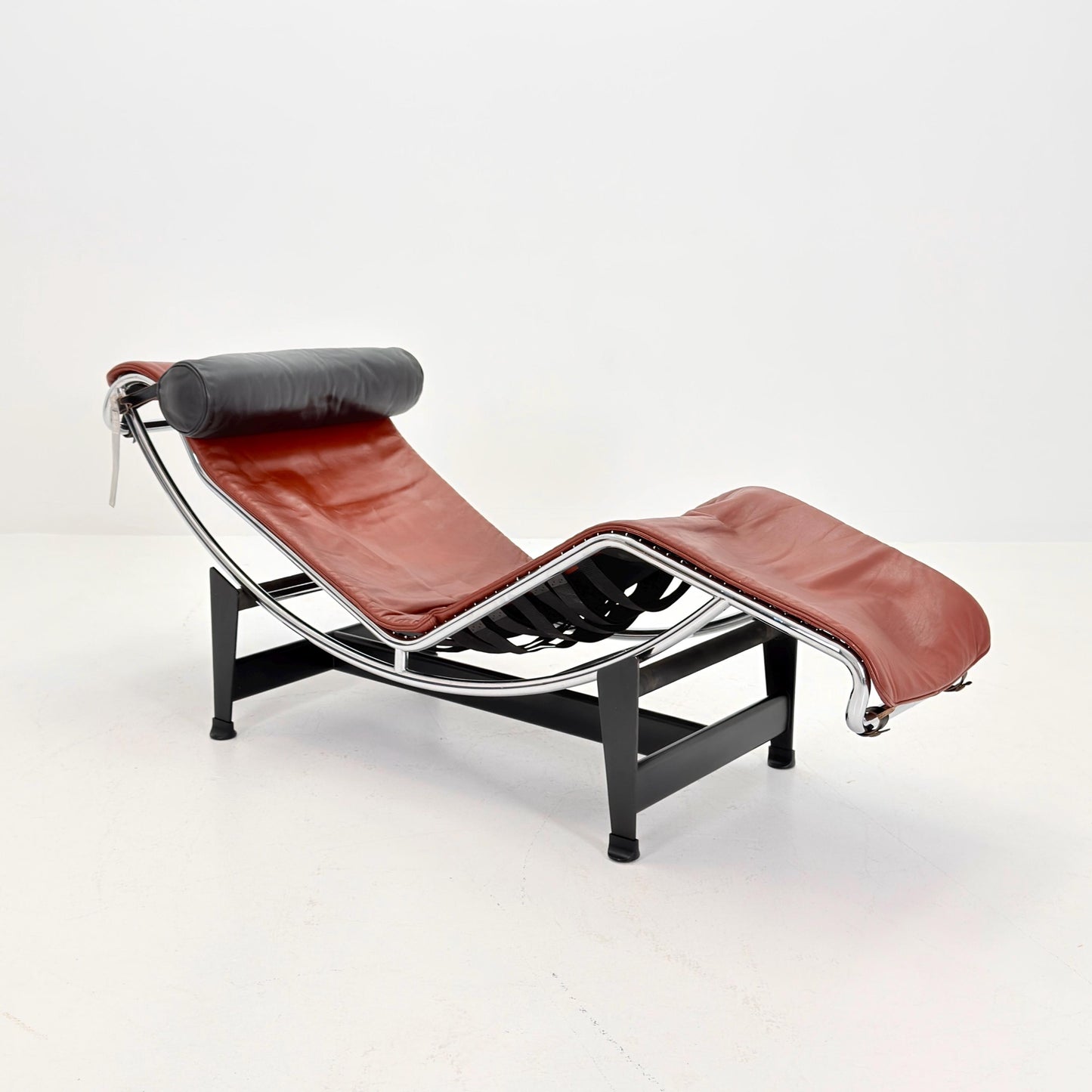 Mid century LC4 Chaise Longue by Le Corbusier, Perriand & Jeanneret No. 28792 – Black Frame chestnut Leather by Cassina Italy, 1980s