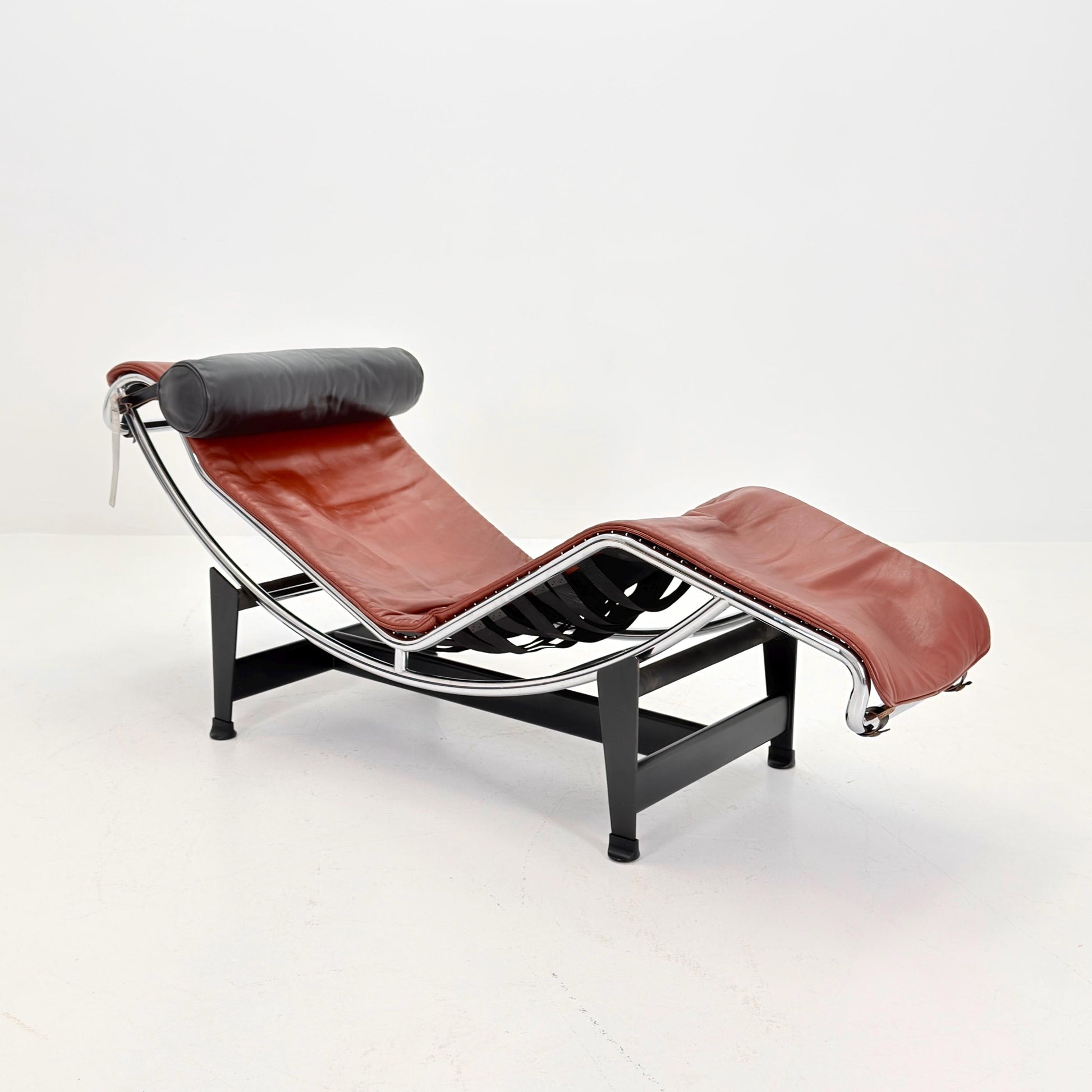 Mid century LC4 Chaise Longue by Le Corbusier, Perriand & Jeanneret No. 28792 – Black Frame chestnut Leather by Cassina Italy, 1980s