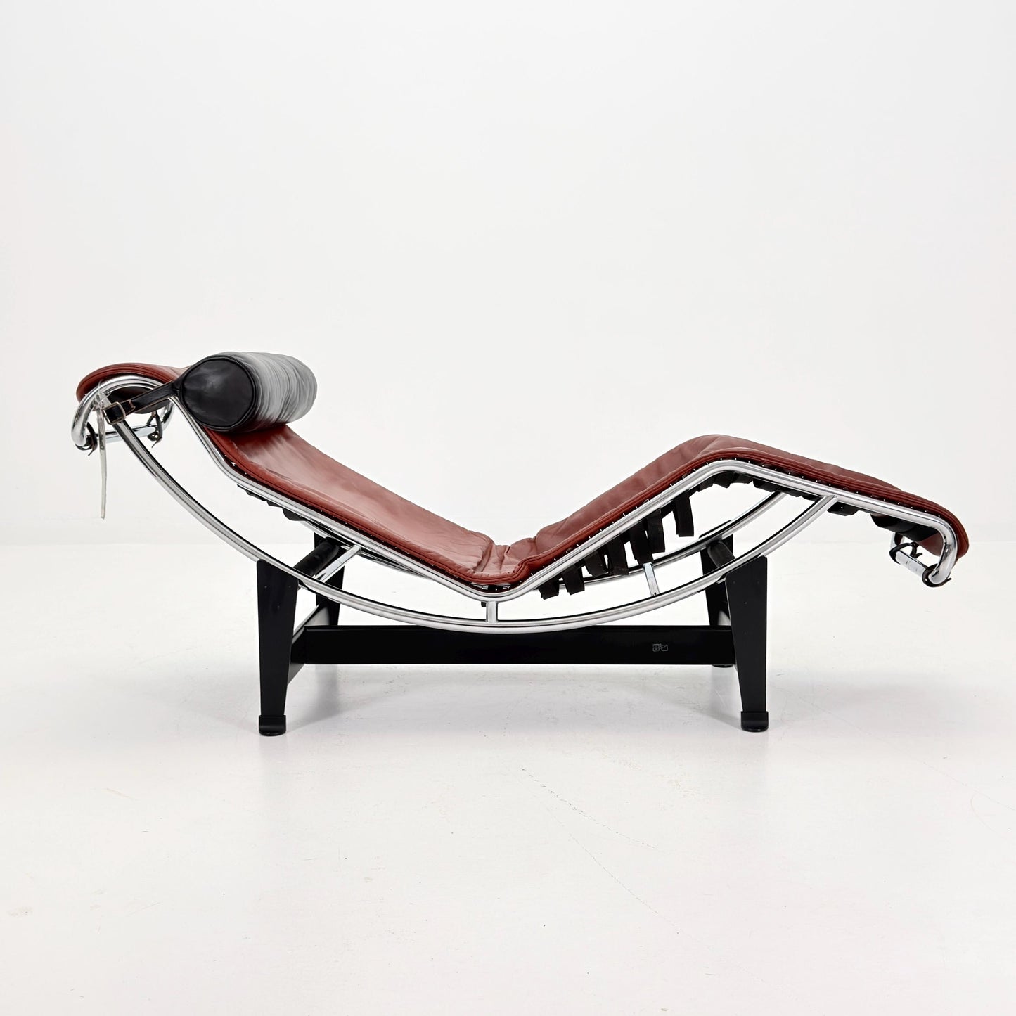Mid century LC4 Chaise Longue by Le Corbusier, Perriand & Jeanneret No. 28792 – Black Frame chestnut Leather by Cassina Italy, 1980s