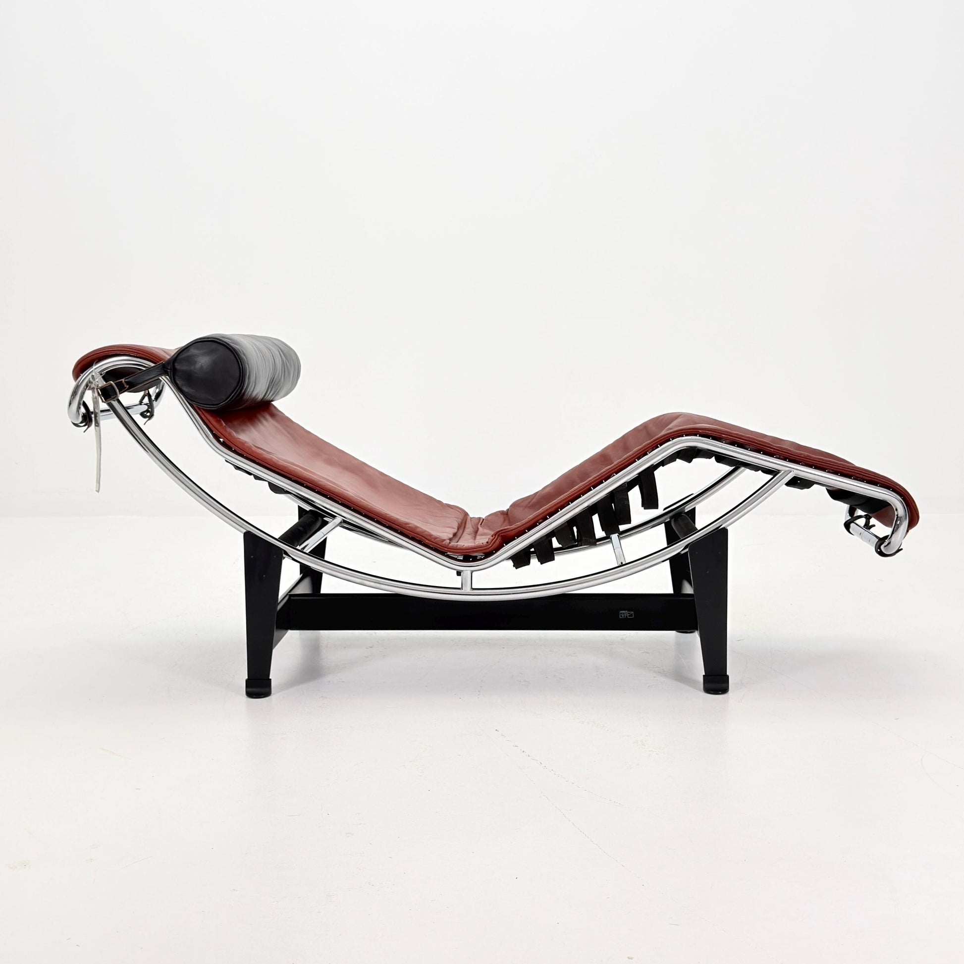 Mid century LC4 Chaise Longue by Le Corbusier, Perriand & Jeanneret No. 28792 – Black Frame chestnut Leather by Cassina Italy, 1980s