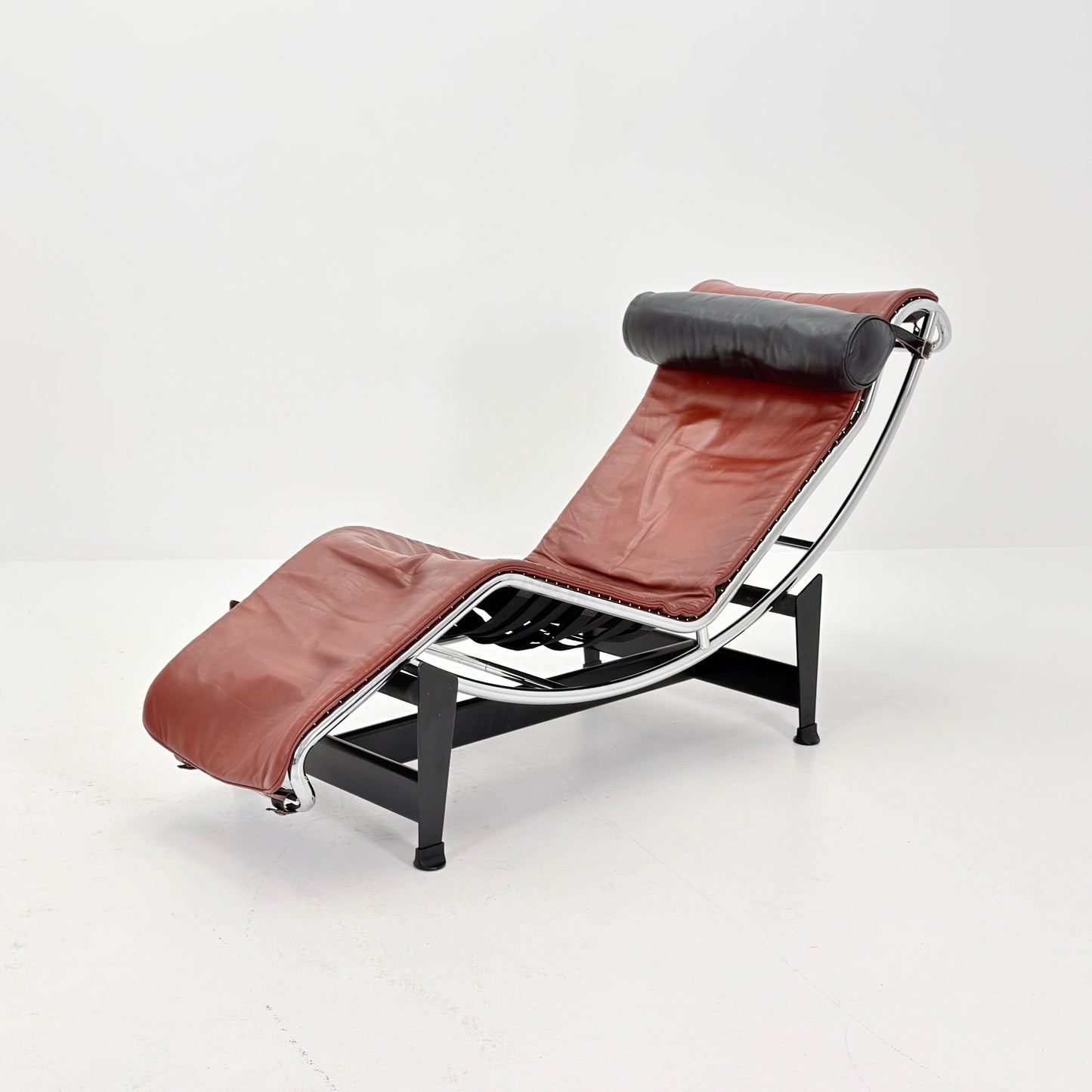 Mid century LC4 Chaise Longue by Le Corbusier, Perriand & Jeanneret No. 28792 – Black Frame chestnut Leather by Cassina Italy, 1980s