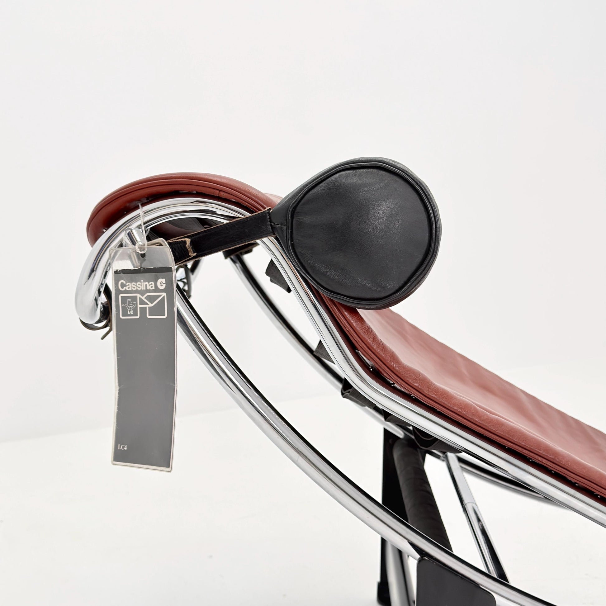 Mid century LC4 Chaise Longue by Le Corbusier, Perriand & Jeanneret No. 28792 – Black Frame chestnut Leather by Cassina Italy, 1980s