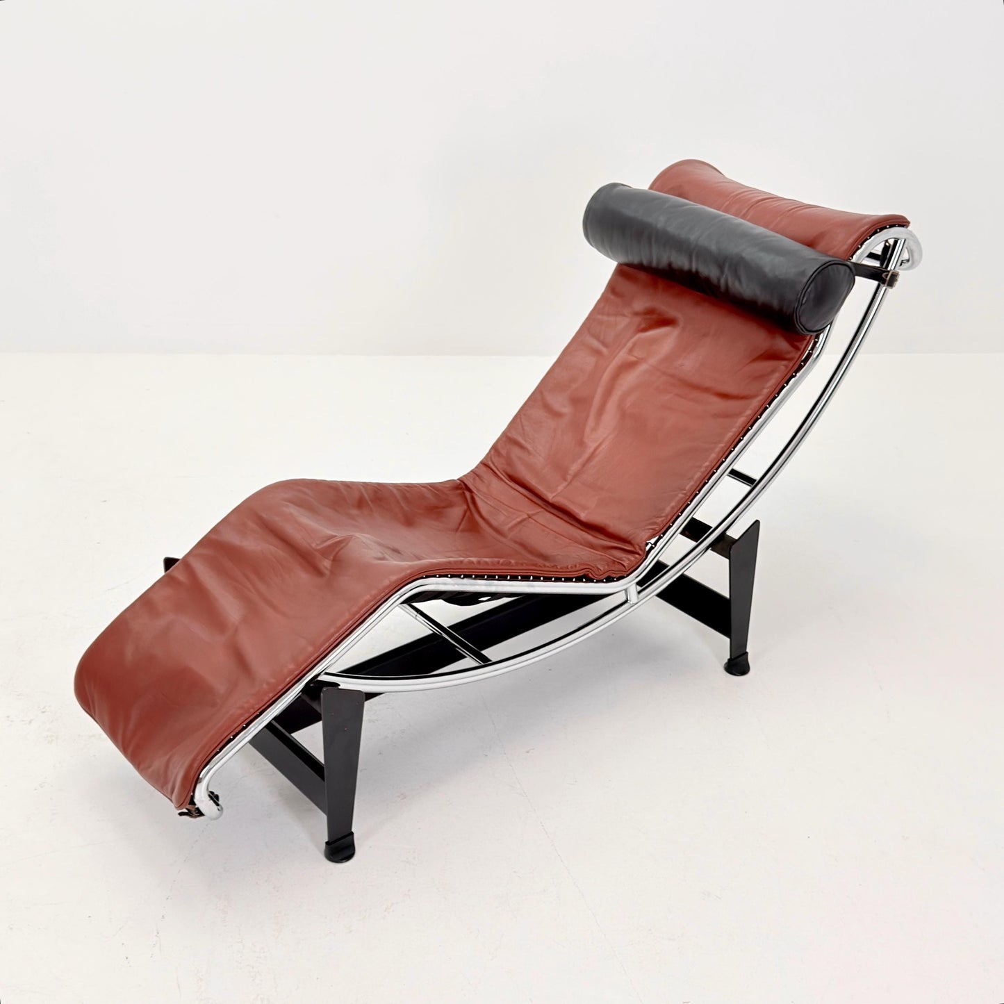Mid century LC4 Chaise Longue by Le Corbusier, Perriand & Jeanneret No. 28792 – Black Frame chestnut Leather by Cassina Italy, 1980s