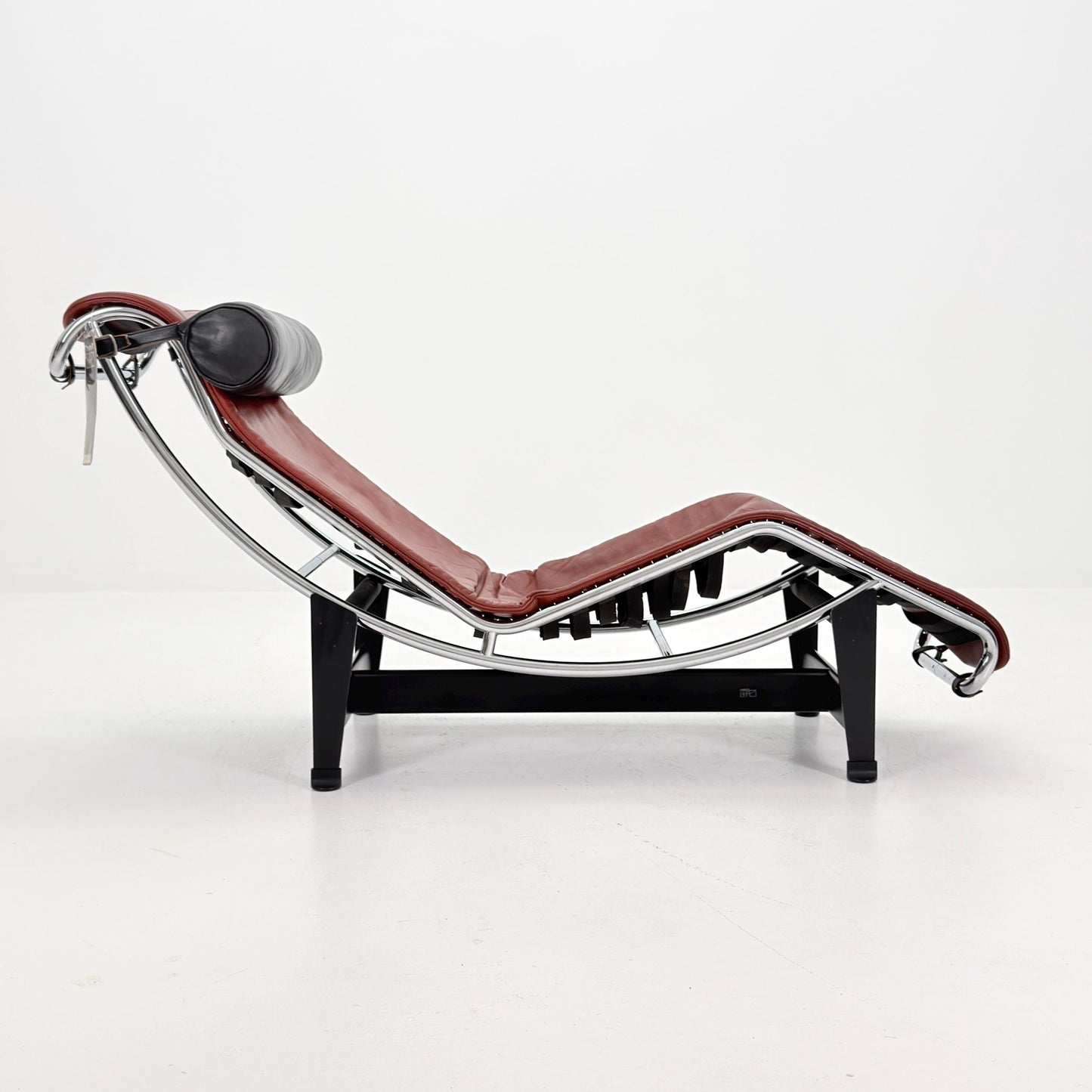 Mid century LC4 Chaise Longue by Le Corbusier, Perriand & Jeanneret No. 28792 – Black Frame chestnut Leather by Cassina Italy, 1980s