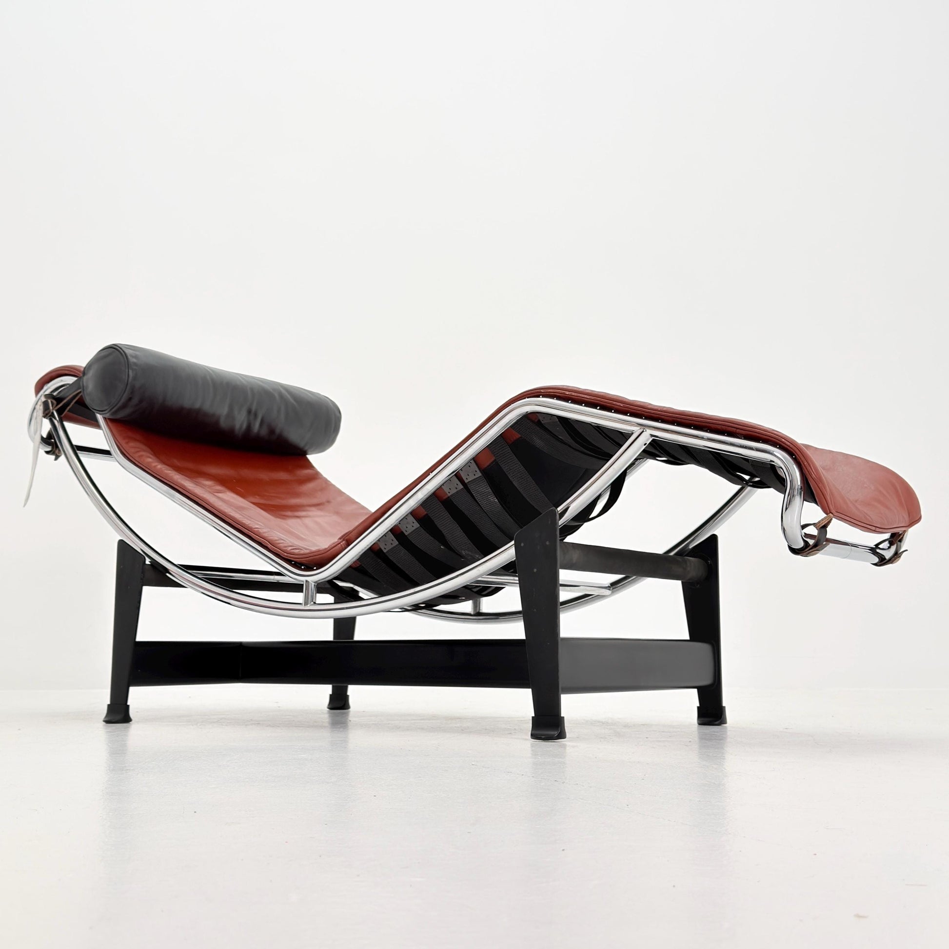 Mid century LC4 Chaise Longue by Le Corbusier, Perriand & Jeanneret No. 28792 – Black Frame chestnut Leather by Cassina Italy, 1980s