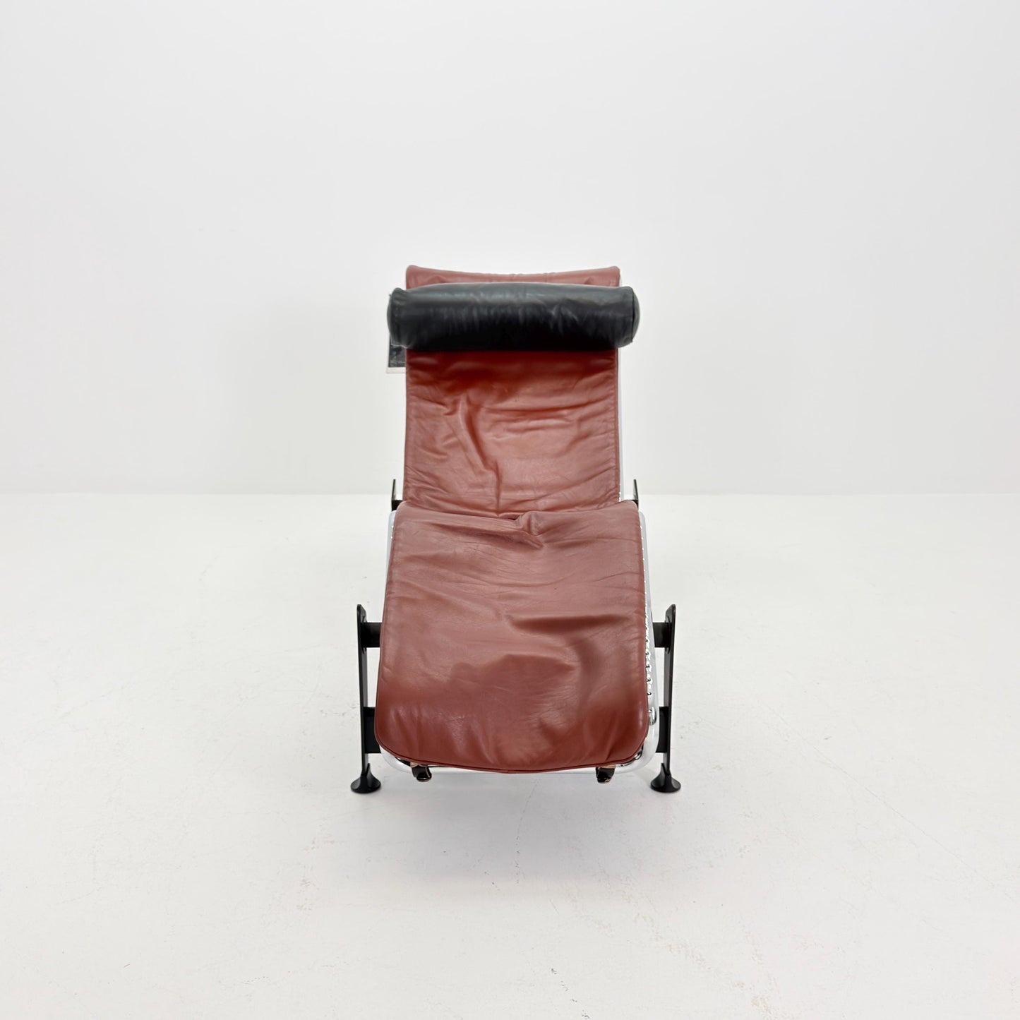 Mid century LC4 Chaise Longue by Le Corbusier, Perriand & Jeanneret No. 28792 – Black Frame chestnut Leather by Cassina Italy, 1980s