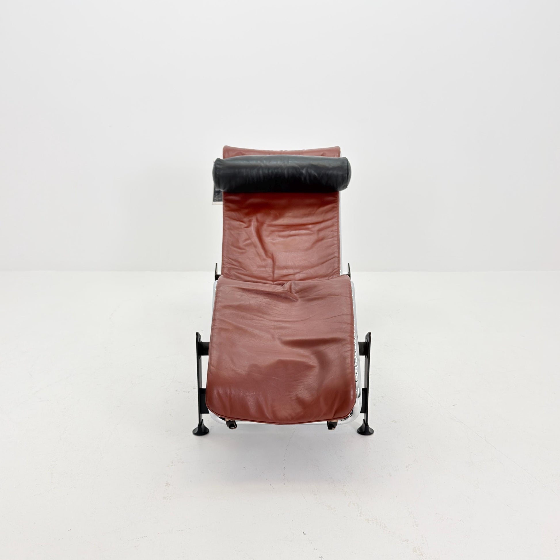Mid century LC4 Chaise Longue by Le Corbusier, Perriand & Jeanneret No. 28792 – Black Frame chestnut Leather by Cassina Italy, 1980s