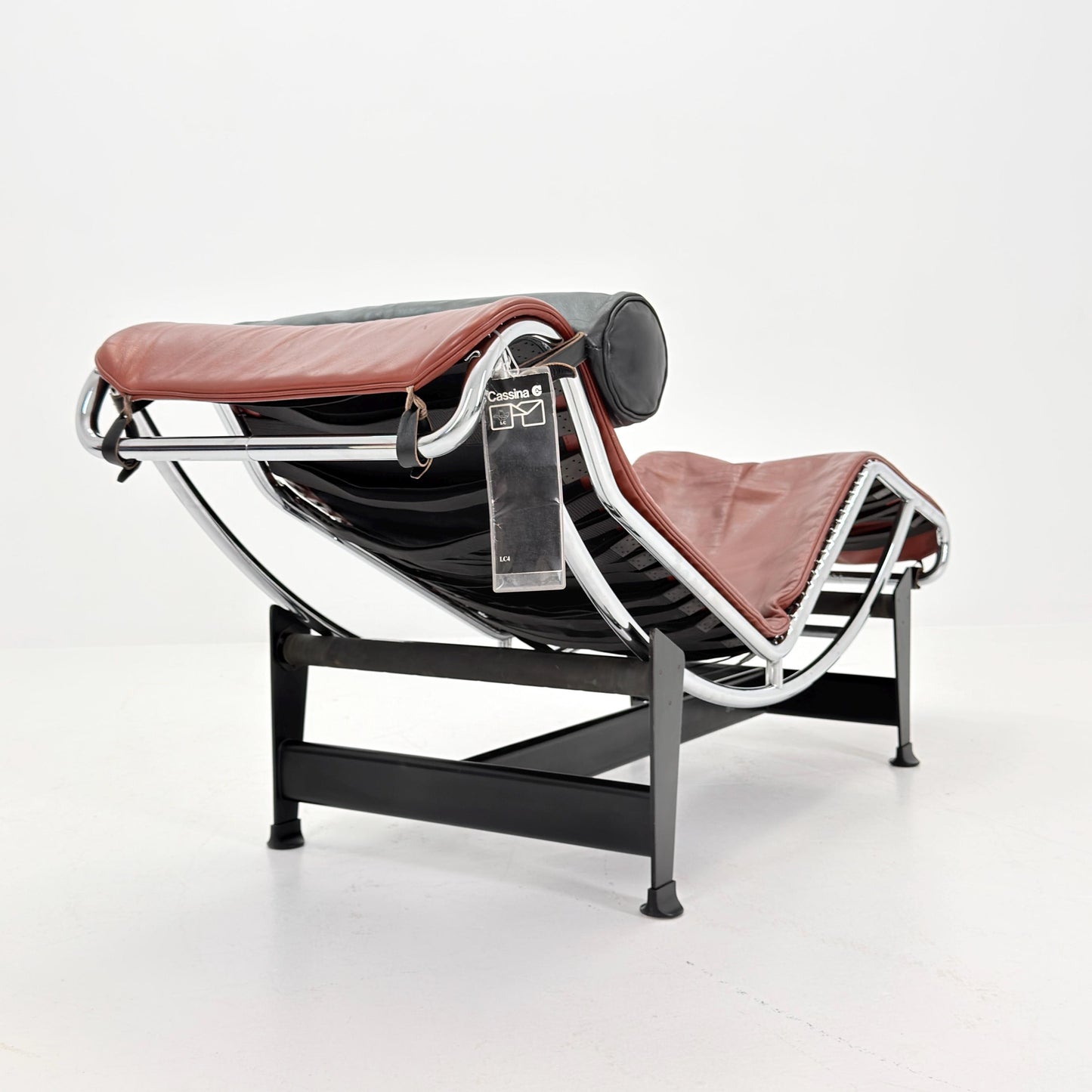 Mid century LC4 Chaise Longue by Le Corbusier, Perriand & Jeanneret No. 28792 – Black Frame chestnut Leather by Cassina Italy, 1980s