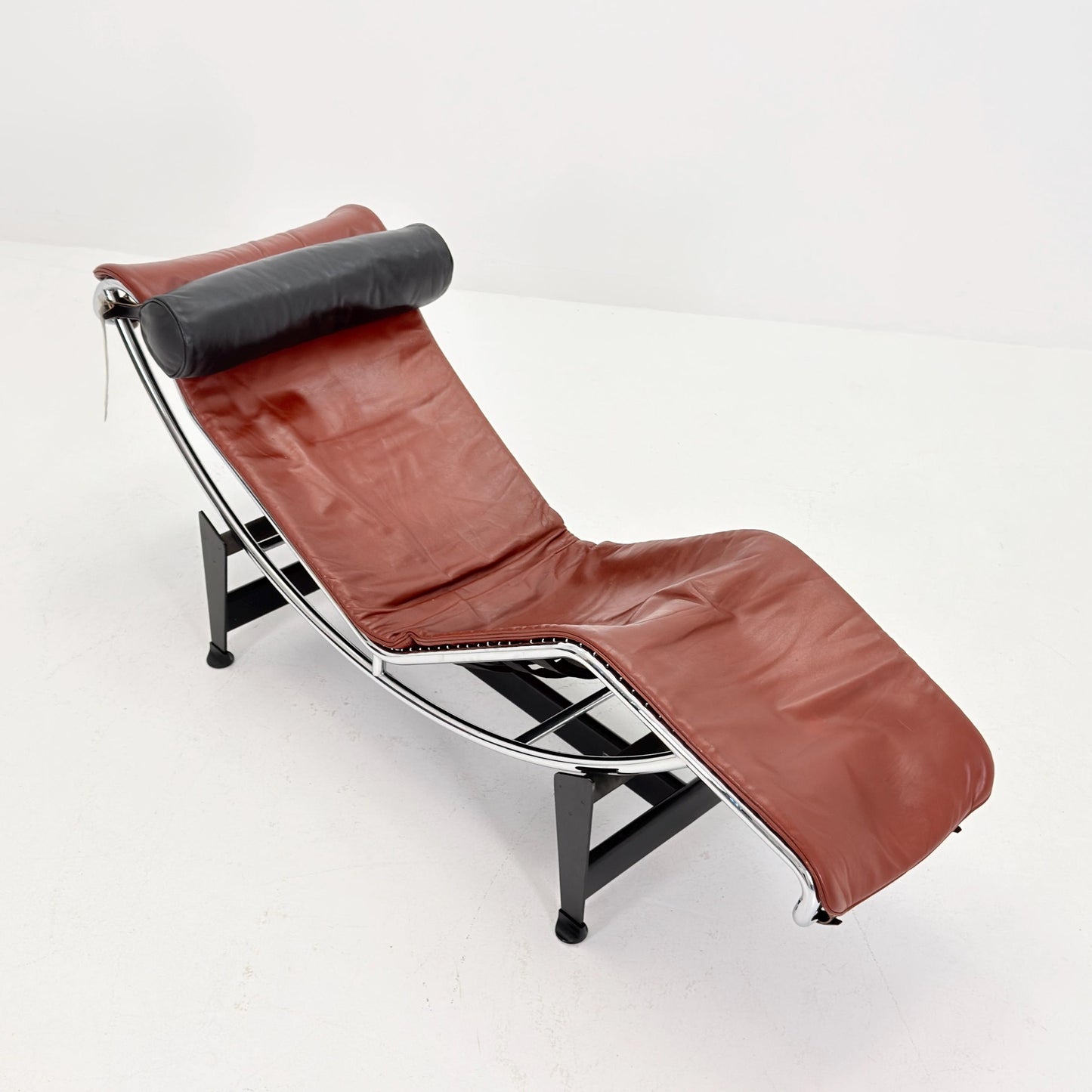 Mid century LC4 Chaise Longue by Le Corbusier, Perriand & Jeanneret No. 28792 – Black Frame chestnut Leather by Cassina Italy, 1980s