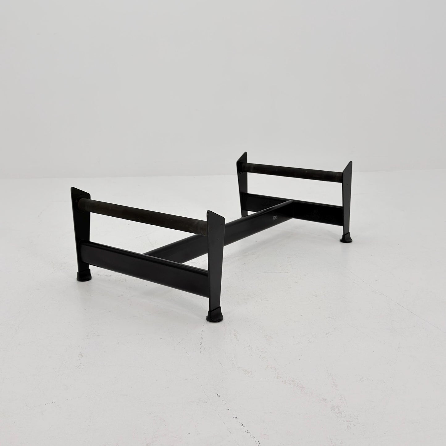 Mid century LC4 Chaise Longue by Le Corbusier, Perriand & Jeanneret No. 28792 – Black Frame chestnut Leather by Cassina Italy, 1980s