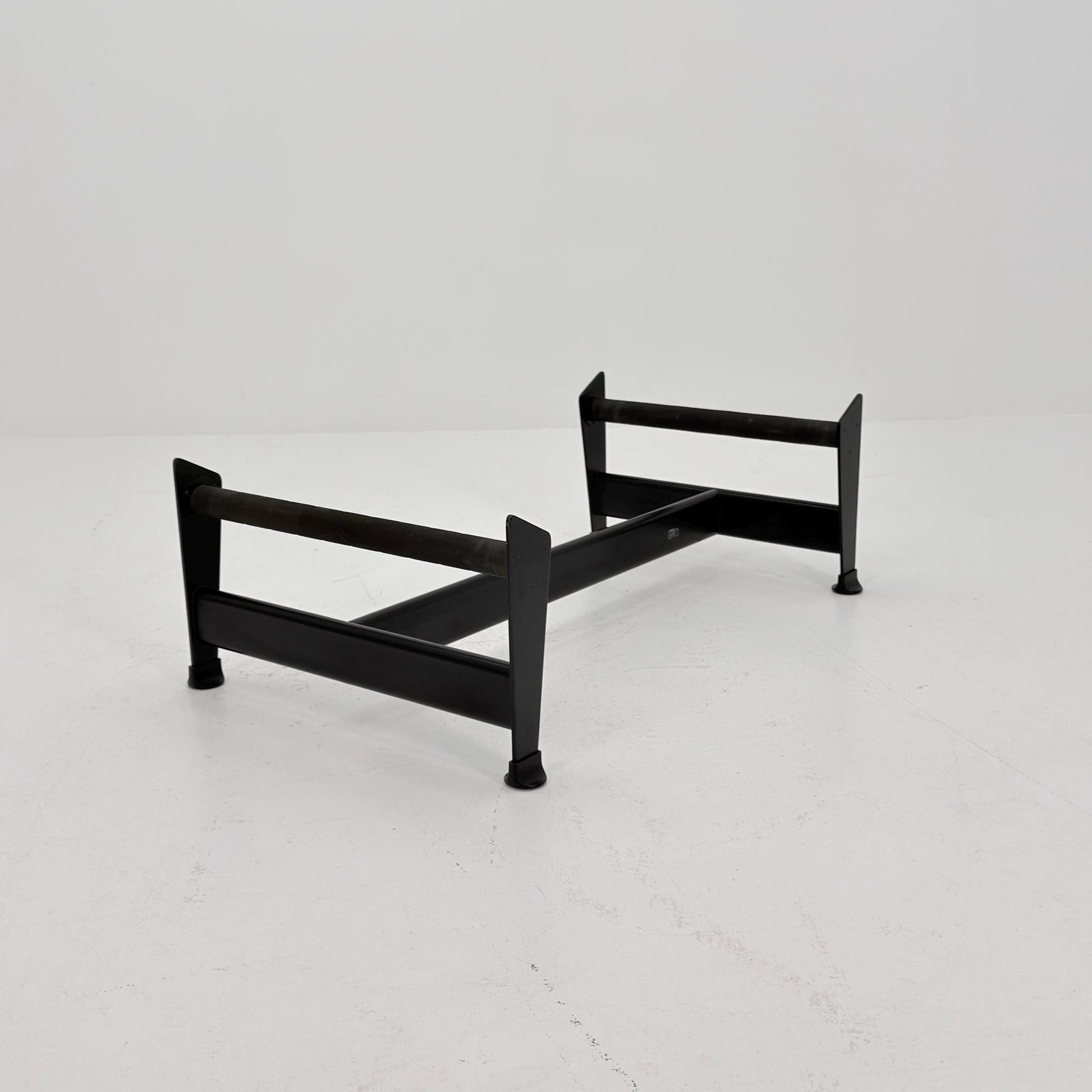 Mid century LC4 Chaise Longue by Le Corbusier, Perriand & Jeanneret No. 28792 – Black Frame chestnut Leather by Cassina Italy, 1980s