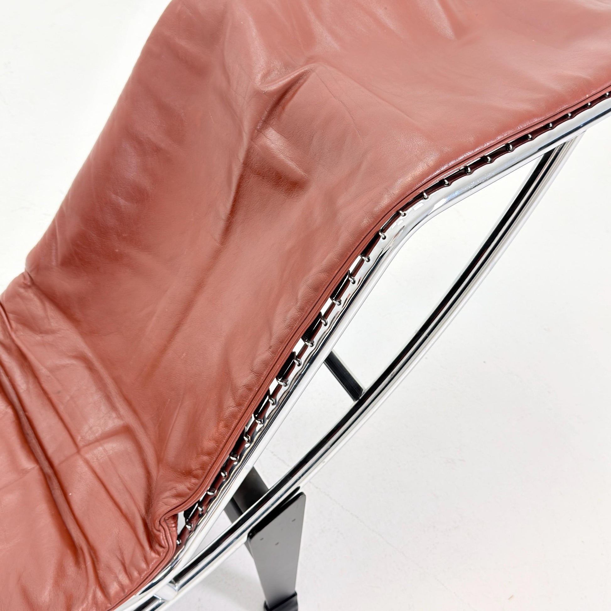 Mid century LC4 Chaise Longue by Le Corbusier, Perriand & Jeanneret No. 28792 – Black Frame chestnut Leather by Cassina Italy, 1980s