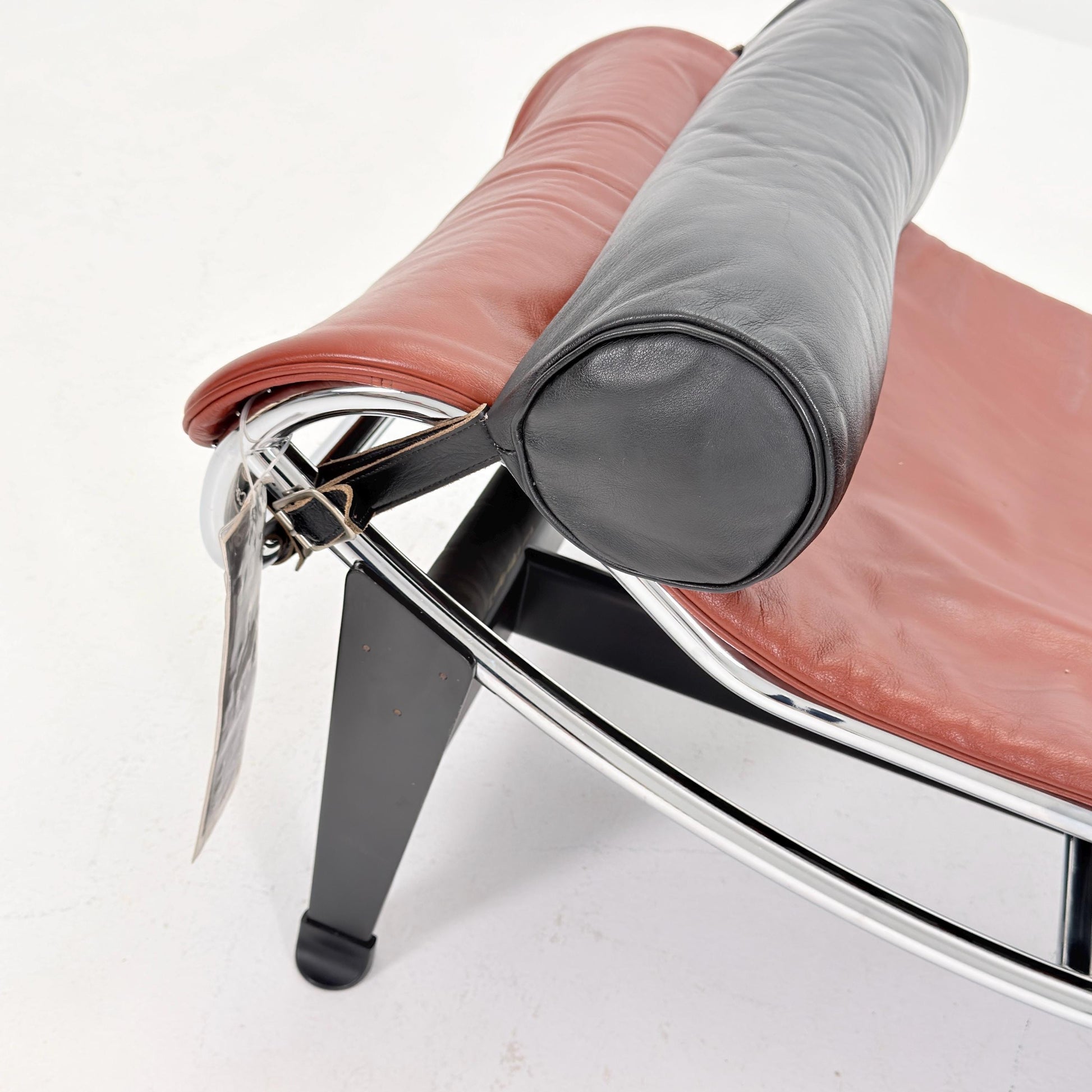 Mid century LC4 Chaise Longue by Le Corbusier, Perriand & Jeanneret No. 28792 – Black Frame chestnut Leather by Cassina Italy, 1980s