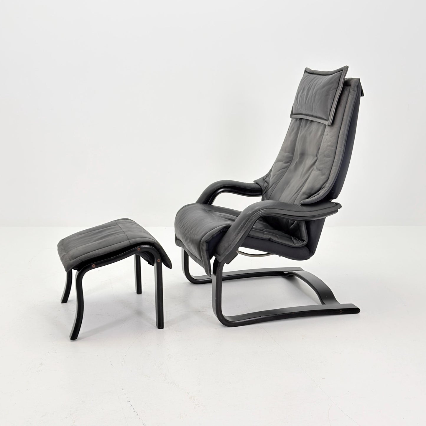Mid Century Scandinavian Lounge Chair & Ottoman by Rybo Rykken AIM 330 – Adjustable Recliner Chaise Dark Grey Leather – 1990s Norway