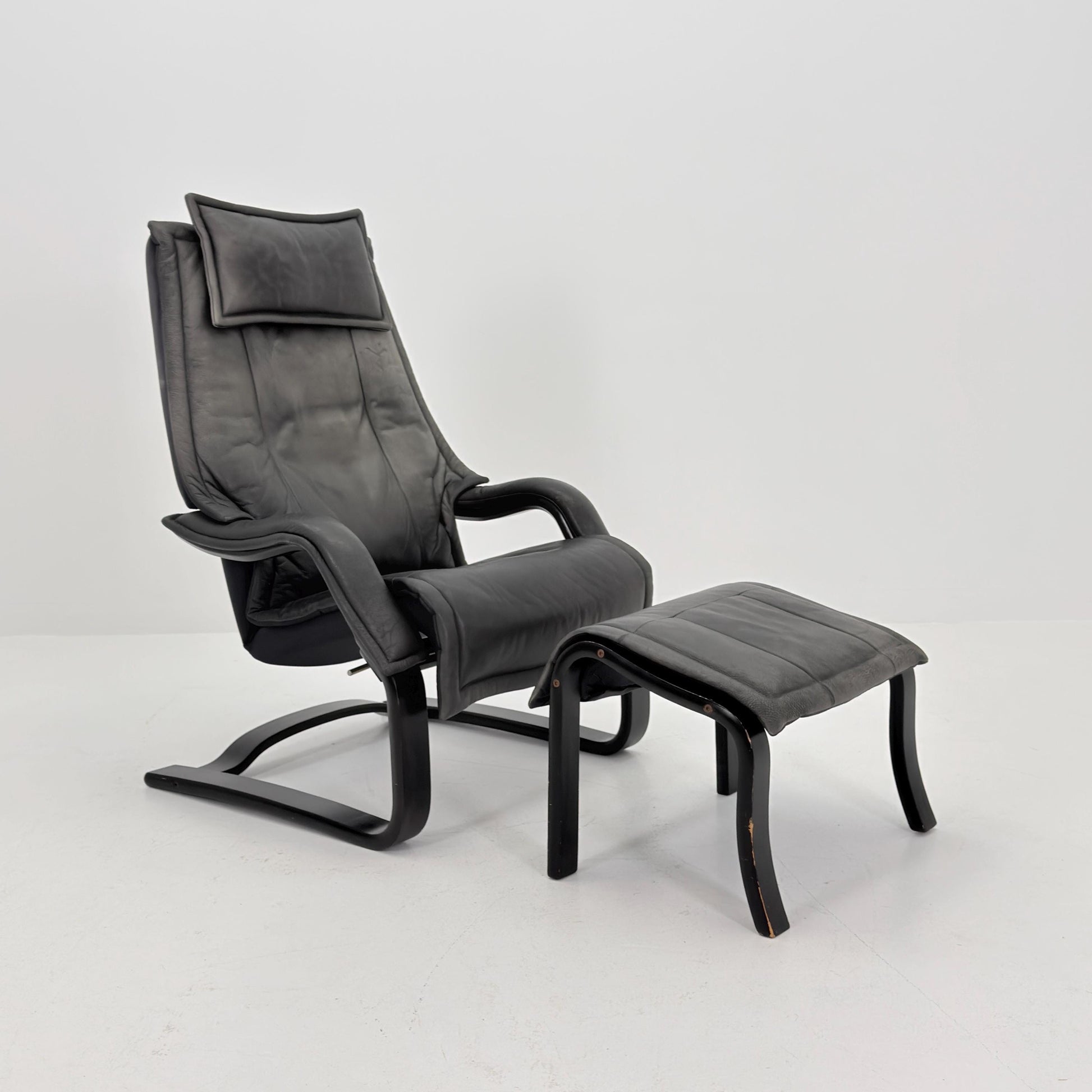 Mid Century Scandinavian Lounge Chair & Ottoman by Rybo Rykken AIM 330 – Adjustable Recliner Chaise Dark Grey Leather – 1990s Norway