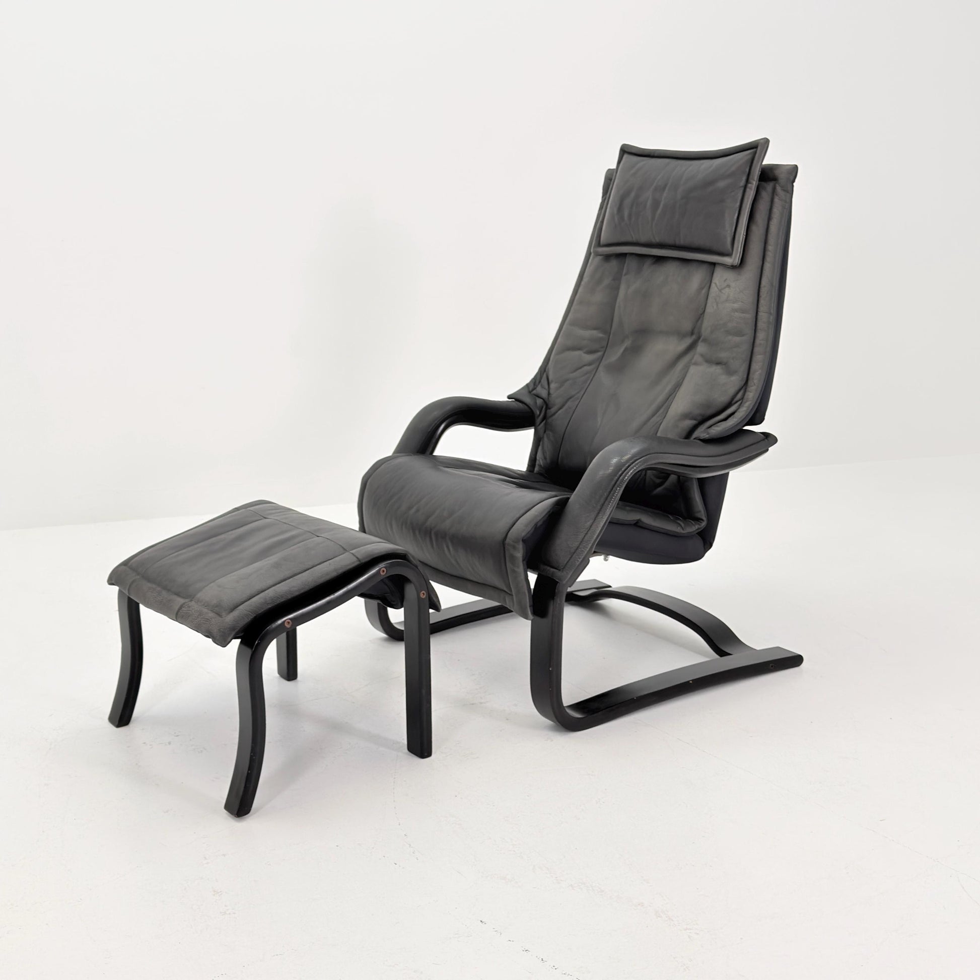 Mid Century Scandinavian Lounge Chair & Ottoman by Rybo Rykken AIM 330 – Adjustable Recliner Chaise Dark Grey Leather – 1990s Norway