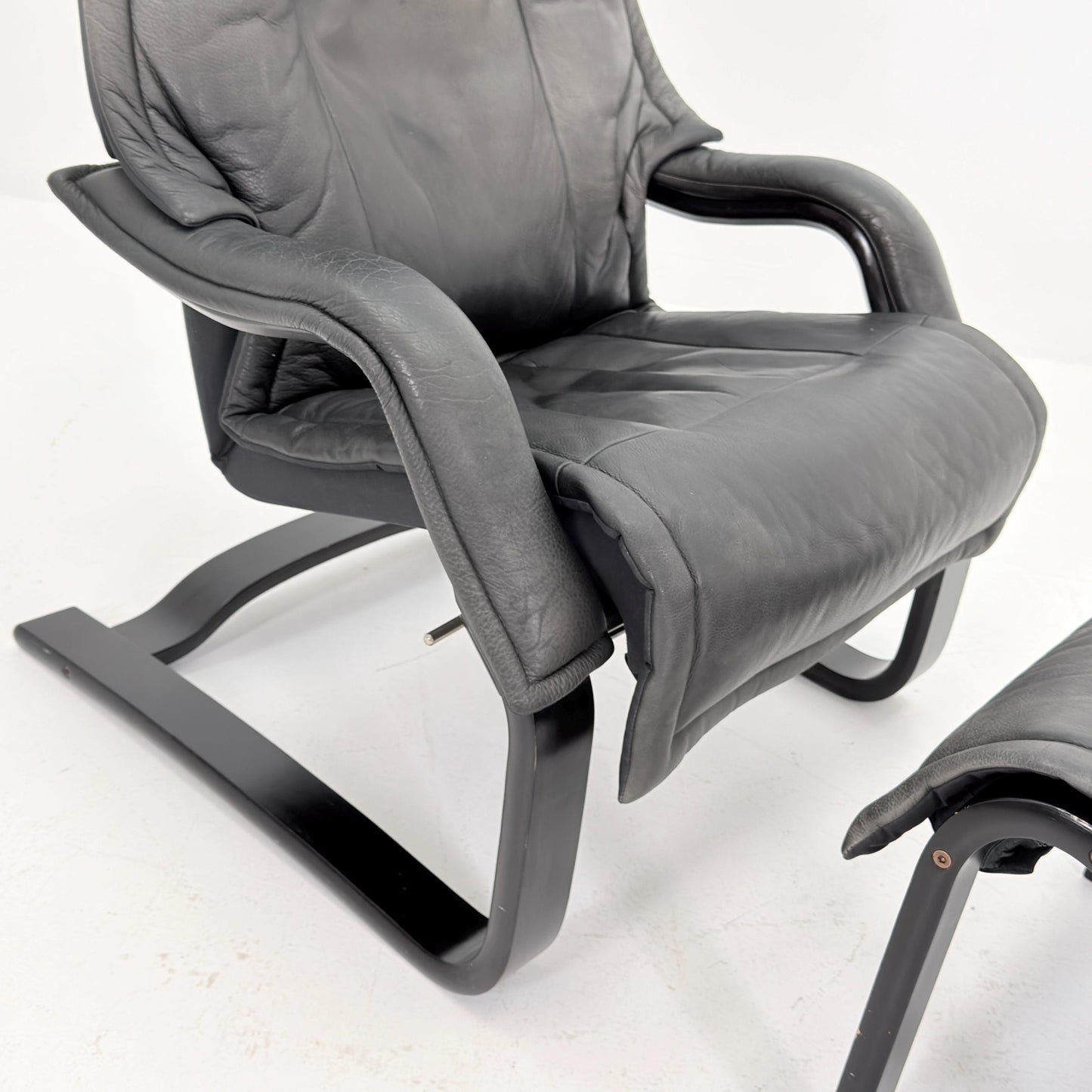 Mid Century Scandinavian Lounge Chair & Ottoman by Rybo Rykken AIM 330 – Adjustable Recliner Chaise Dark Grey Leather – 1990s Norway