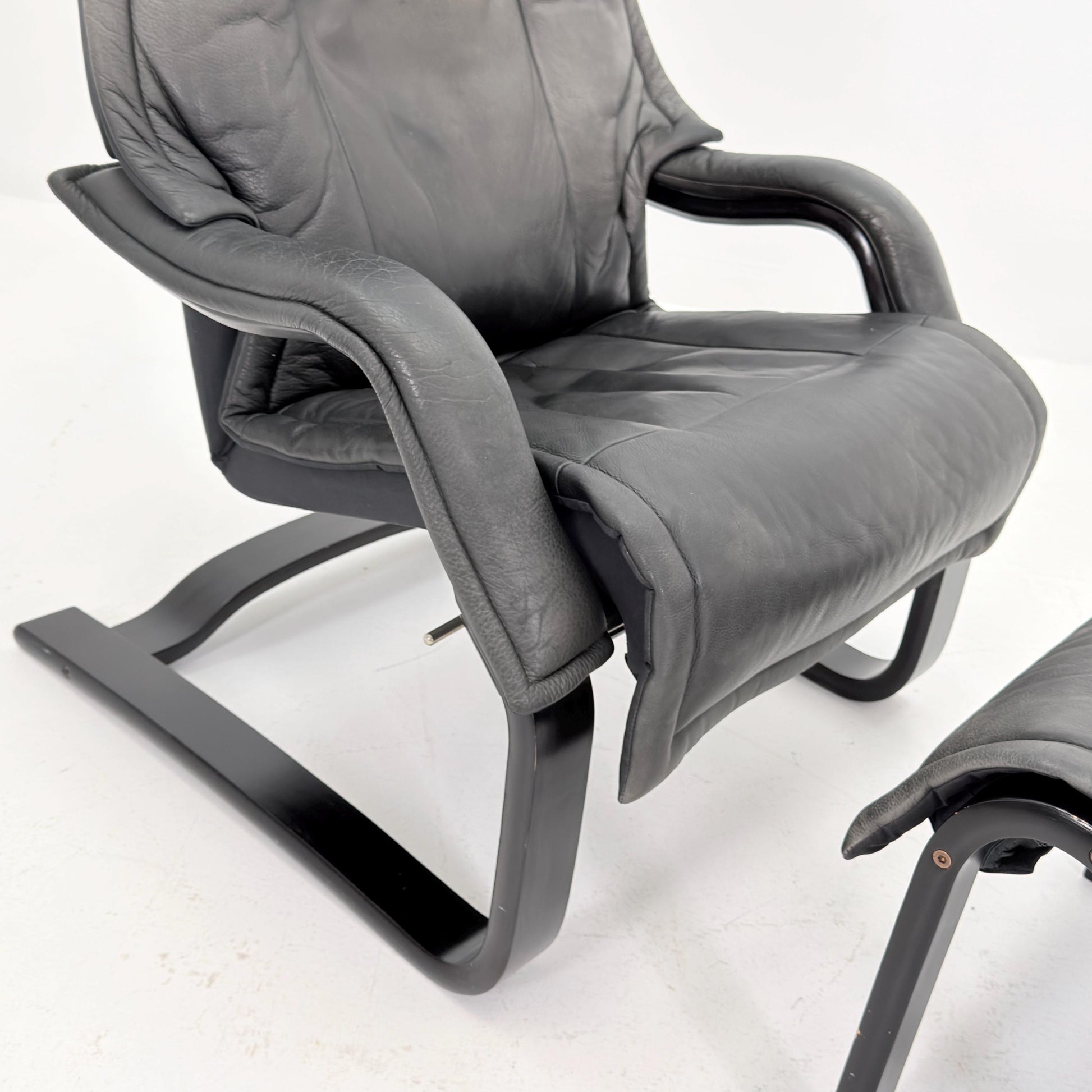 Mid Century Scandinavian Lounge Chair & Ottoman by Rybo Rykken AIM 330 – Adjustable Recliner Chaise Dark Grey Leather – 1990s Norway
