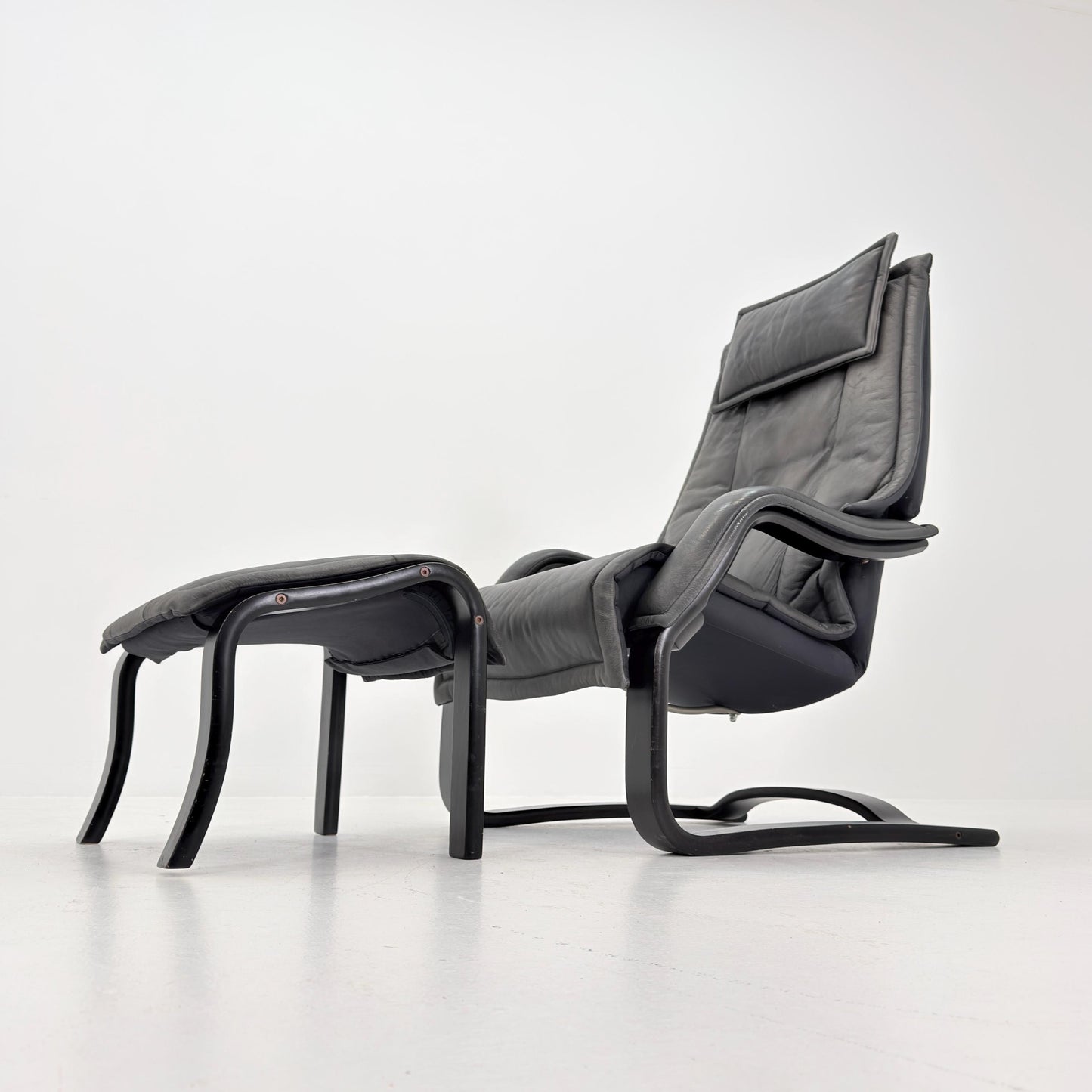 Mid Century Scandinavian Lounge Chair & Ottoman by Rybo Rykken AIM 330 – Adjustable Recliner Chaise Dark Grey Leather – 1990s Norway