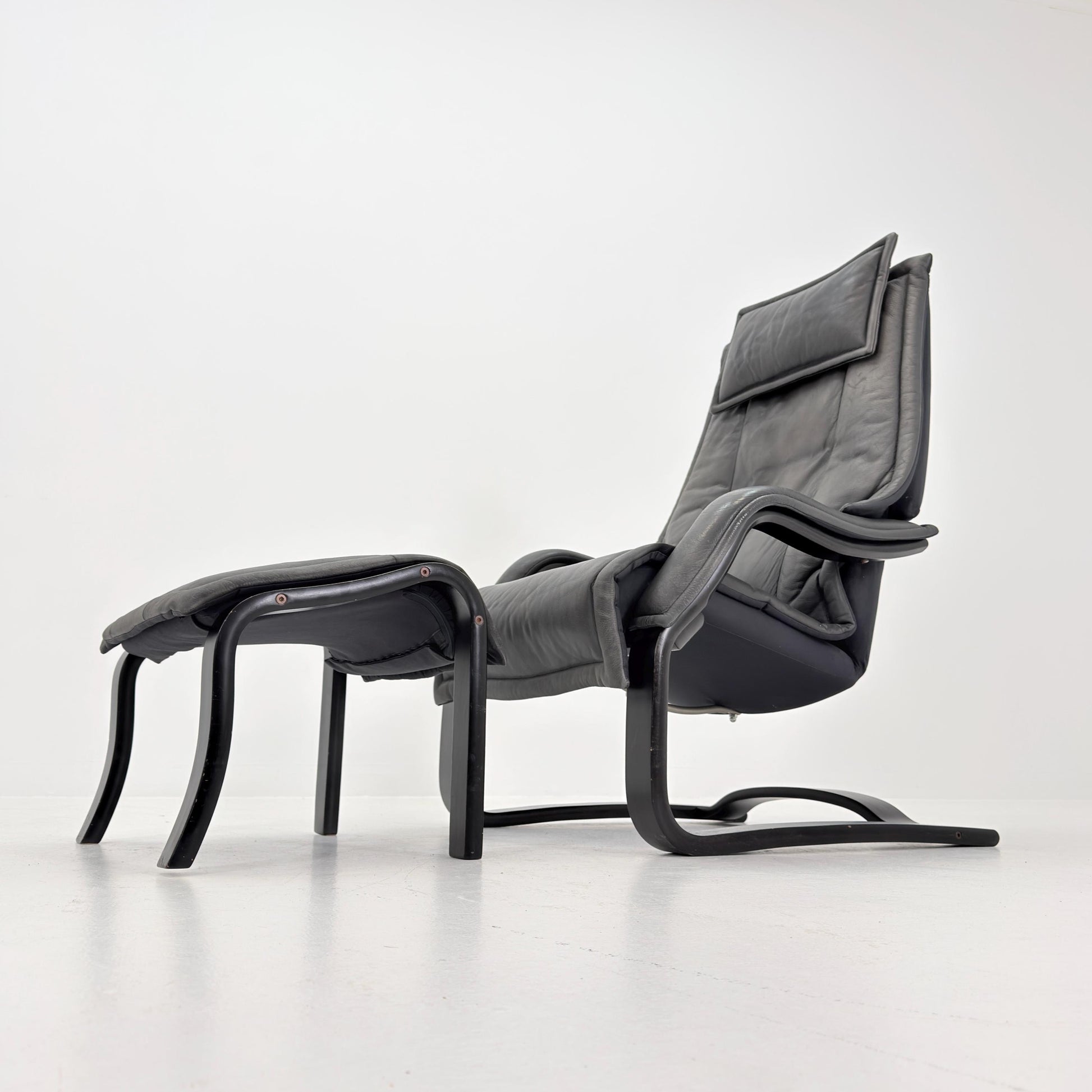 Mid Century Scandinavian Lounge Chair & Ottoman by Rybo Rykken AIM 330 – Adjustable Recliner Chaise Dark Grey Leather – 1990s Norway