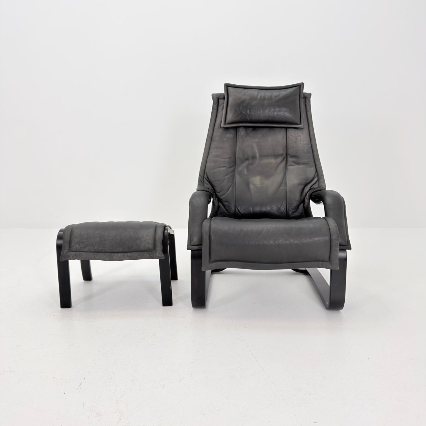 Mid Century Scandinavian Lounge Chair & Ottoman by Rybo Rykken AIM 330 – Adjustable Recliner Chaise Dark Grey Leather – 1990s Norway