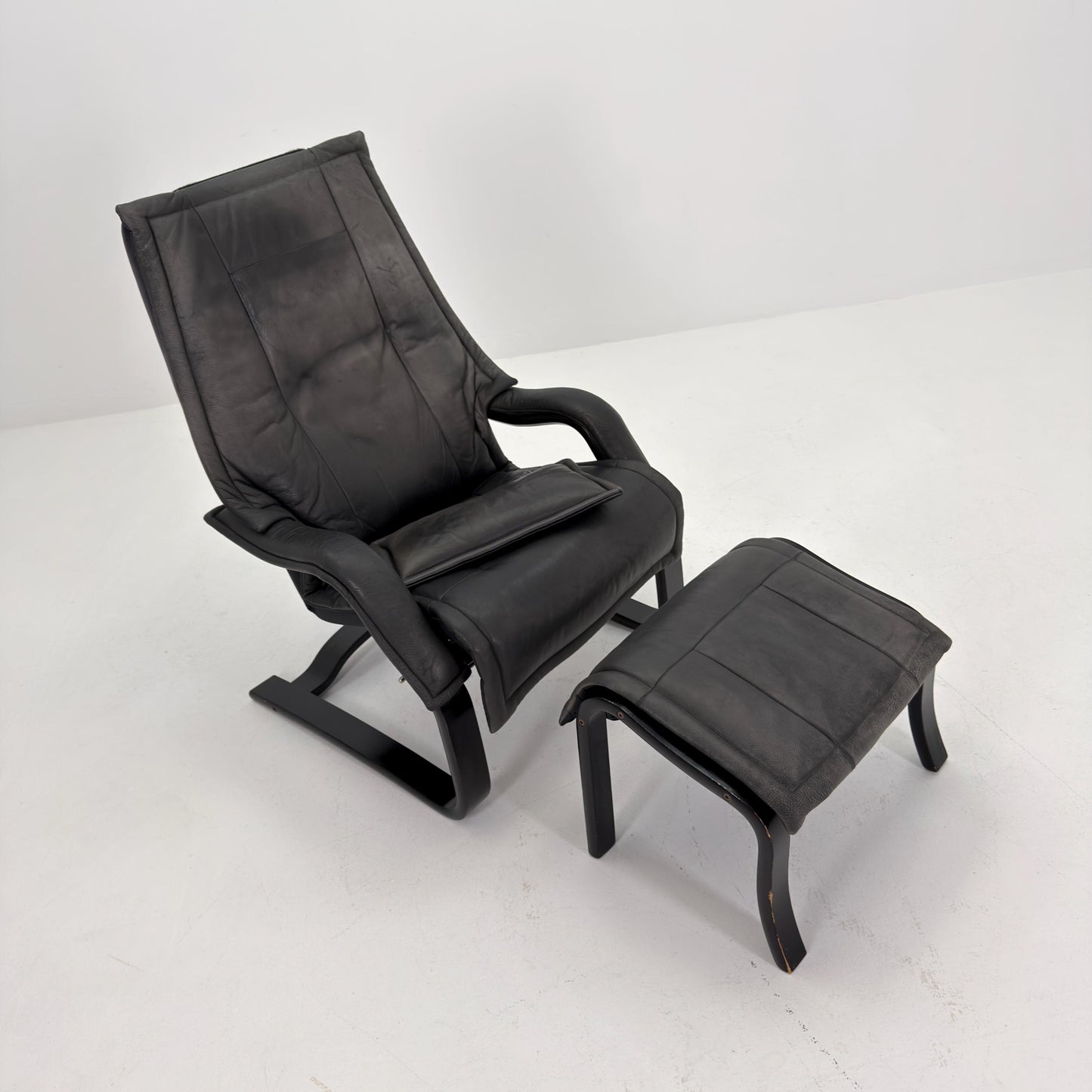 Mid Century Scandinavian Lounge Chair & Ottoman by Rybo Rykken AIM 330 – Adjustable Recliner Chaise Dark Grey Leather – 1990s Norway