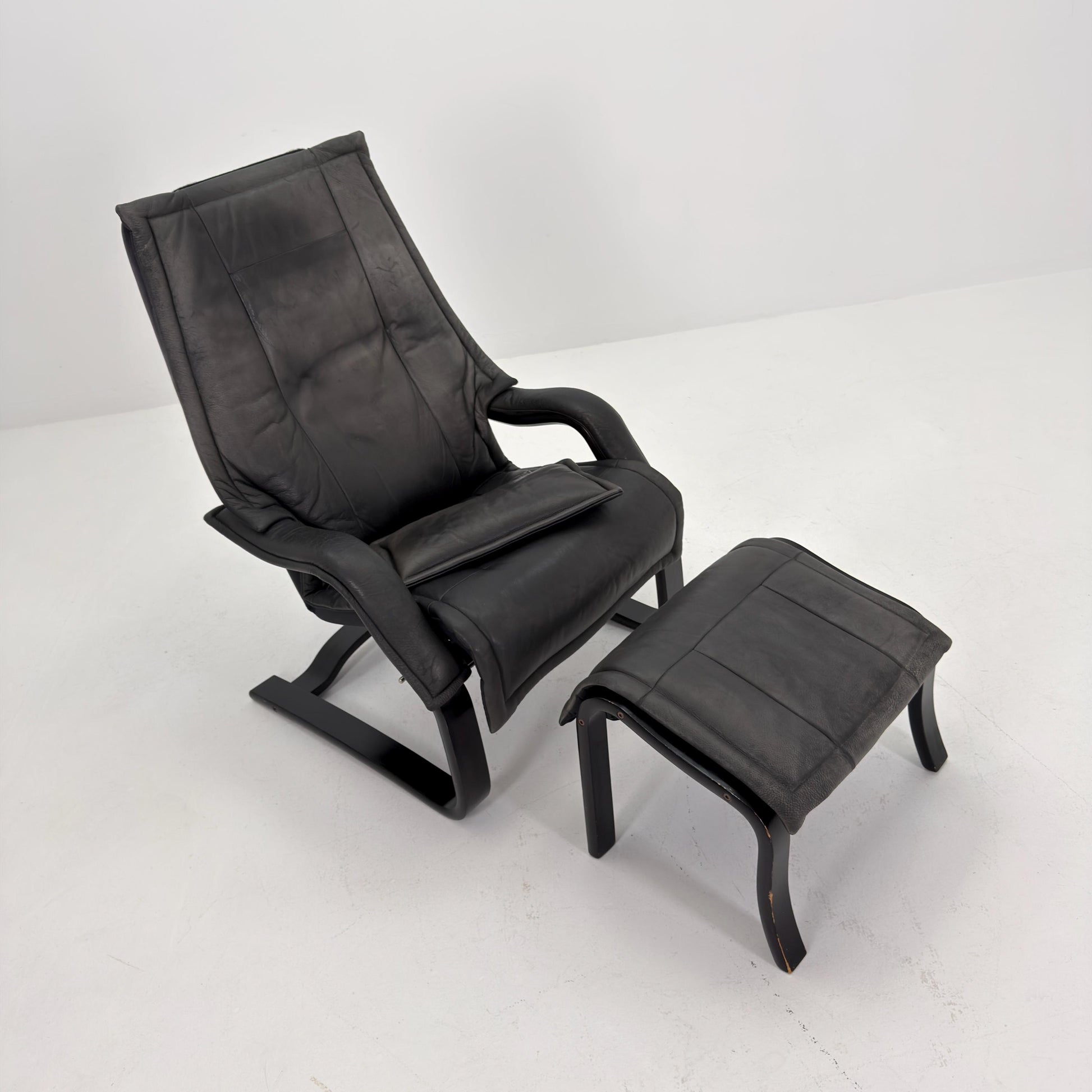 Mid Century Scandinavian Lounge Chair & Ottoman by Rybo Rykken AIM 330 – Adjustable Recliner Chaise Dark Grey Leather – 1990s Norway