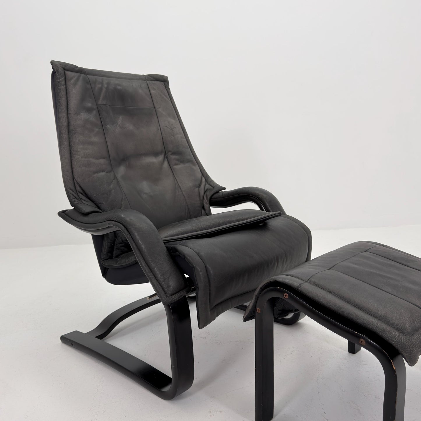 Mid Century Scandinavian Lounge Chair & Ottoman by Rybo Rykken AIM 330 – Adjustable Recliner Chaise Dark Grey Leather – 1990s Norway
