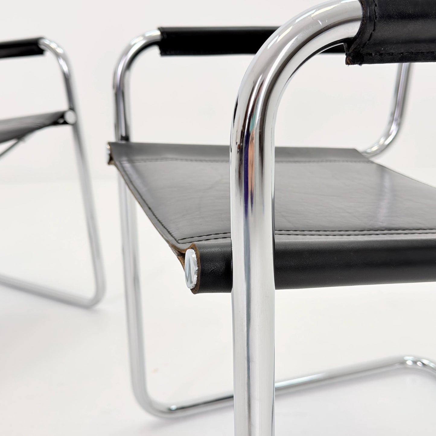 Set of 2 Mid century Bauhaus B34 black leather cantilevered chairs by Mart Stam for centro Studi italy 1980s