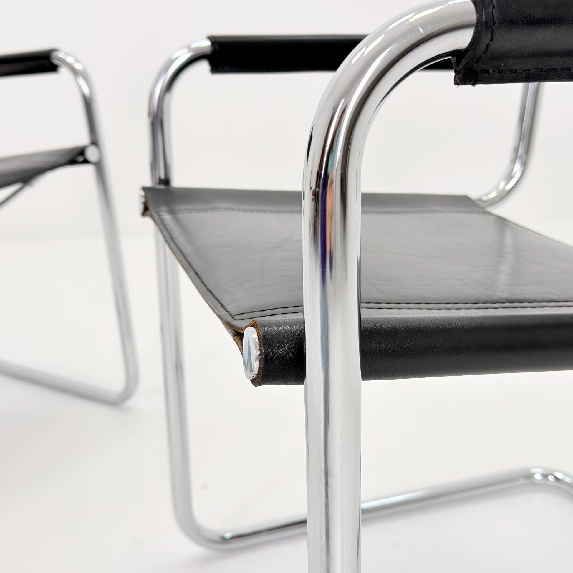 Set of 2 Mid century Bauhaus B34 black leather cantilevered chairs by Mart Stam for centro Studi italy 1980s