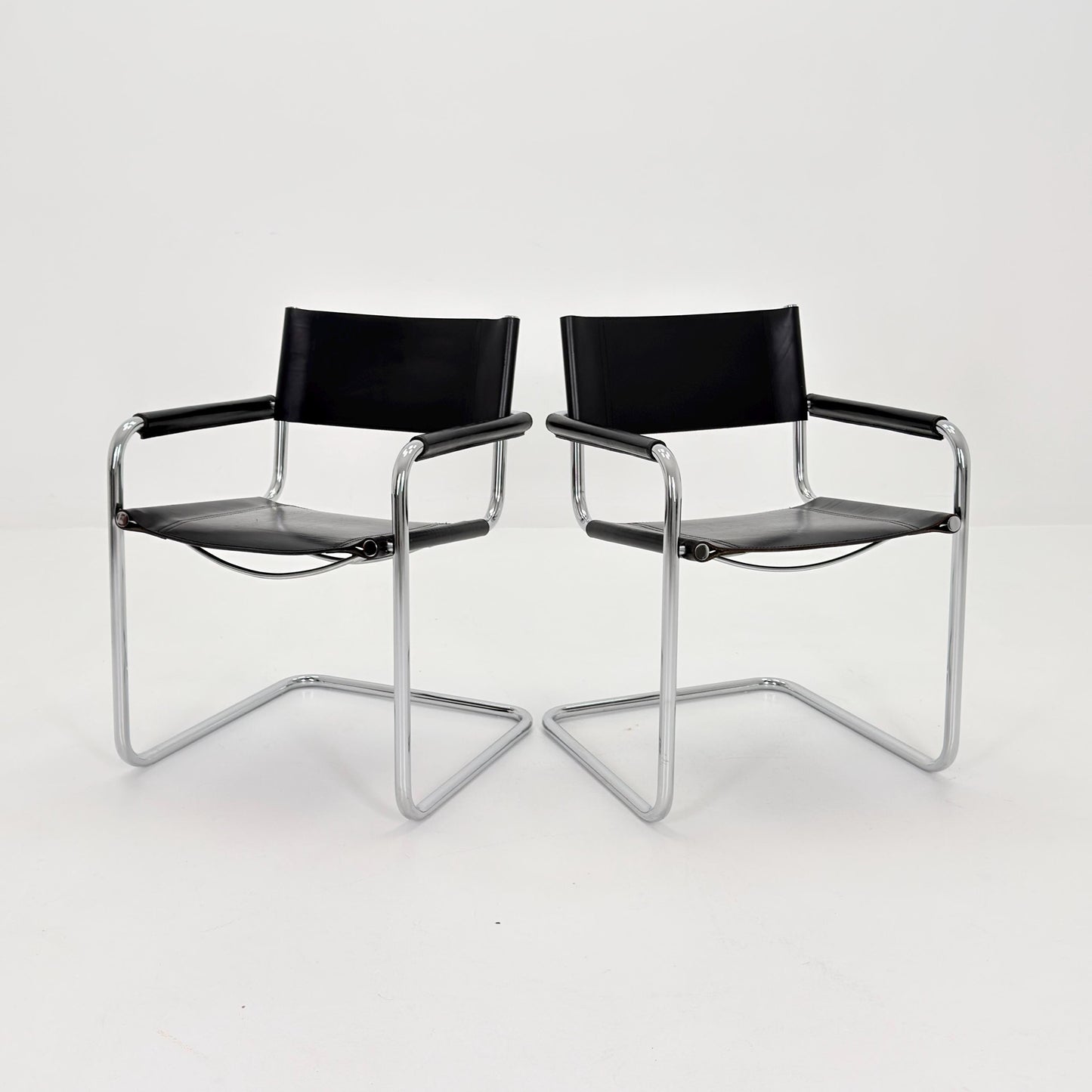 Set of 2 Mid century Bauhaus B34 black leather cantilevered chairs by Mart Stam for centro Studi italy 1980s